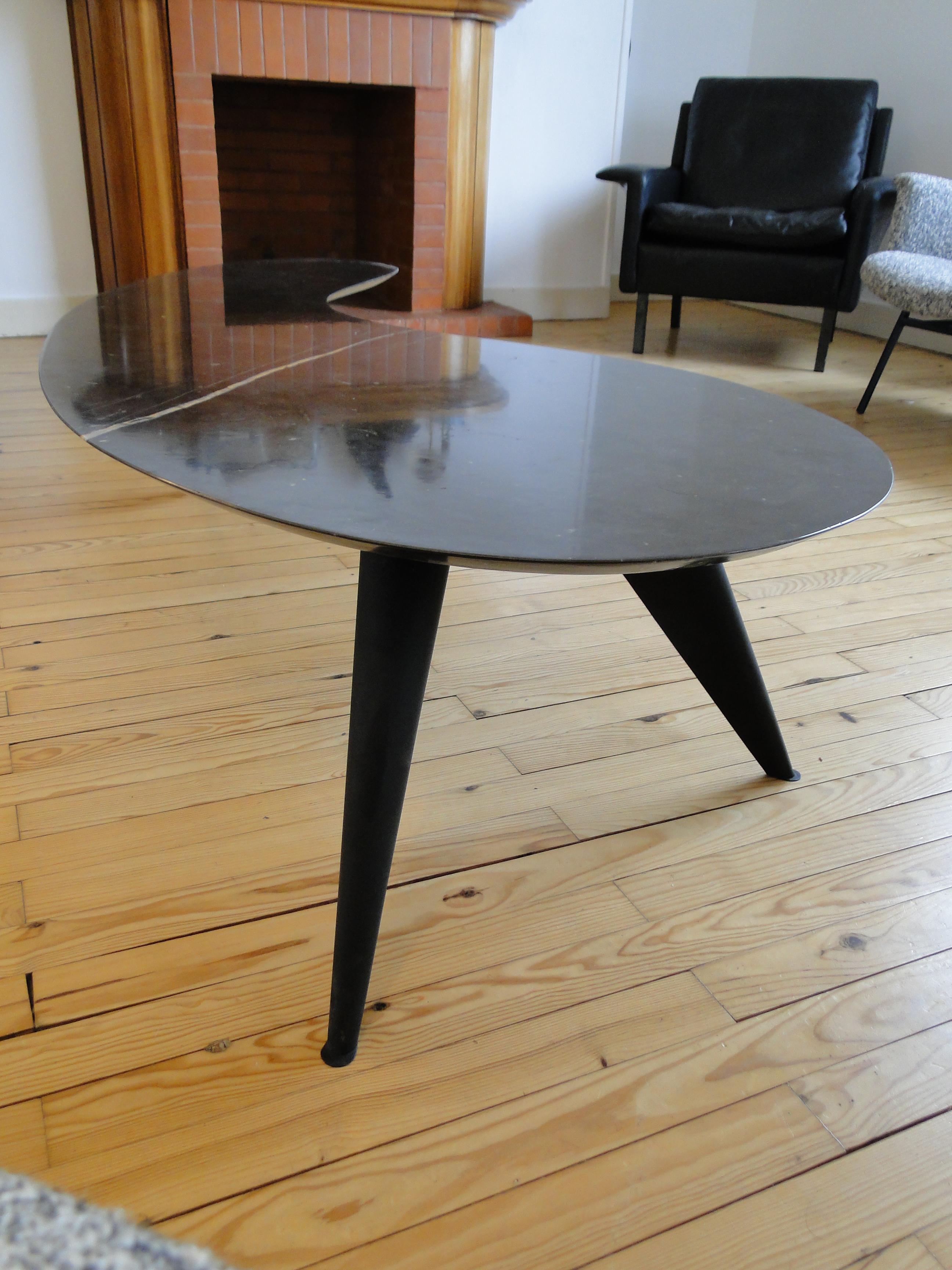 Moderne Table basse  trois pieds biomorphique organique en marbre noir style Ron Arad en vente