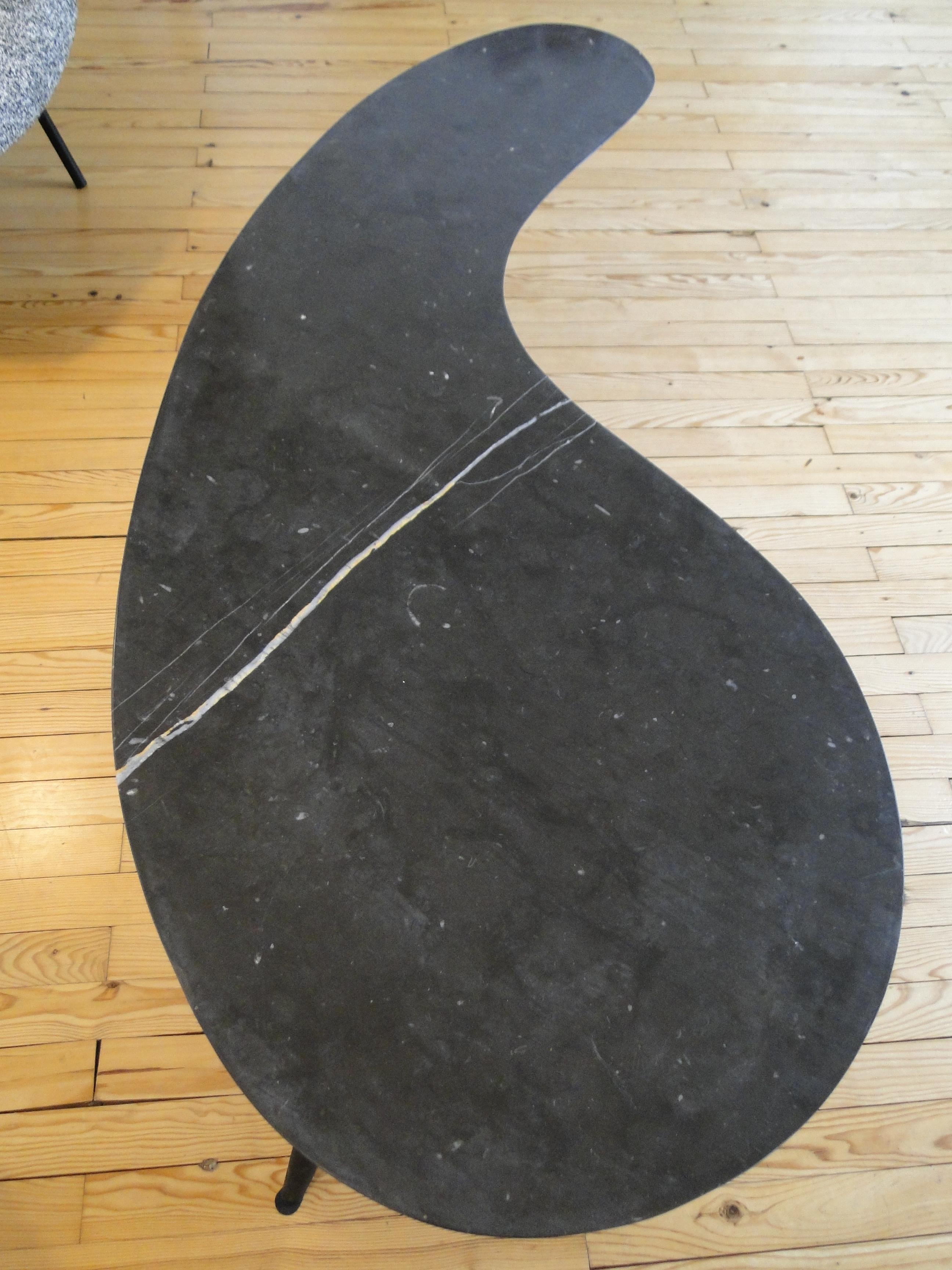 Table basse  trois pieds biomorphique organique en marbre noir style Ron Arad en vente 6