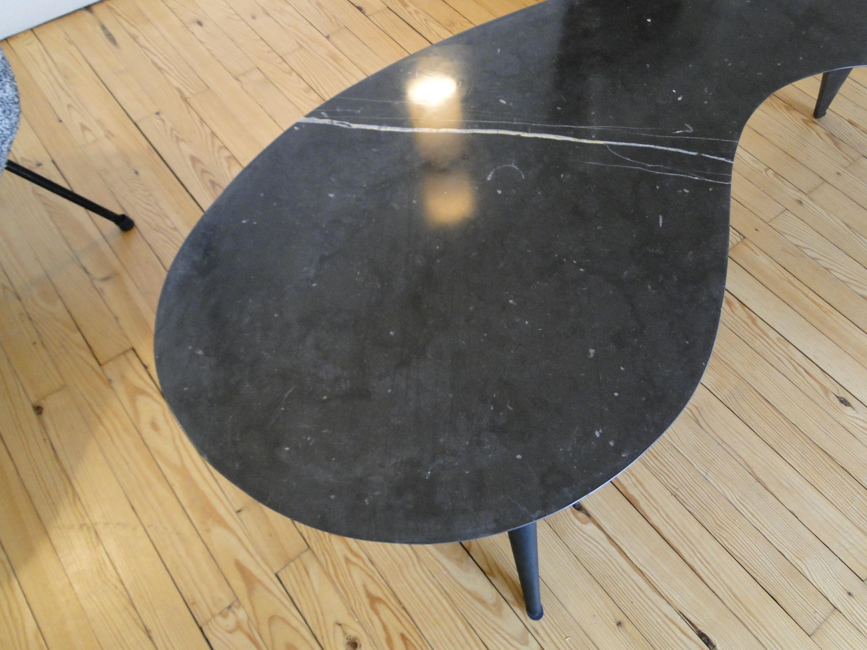 Table basse  trois pieds biomorphique organique en marbre noir style Ron Arad en vente 1