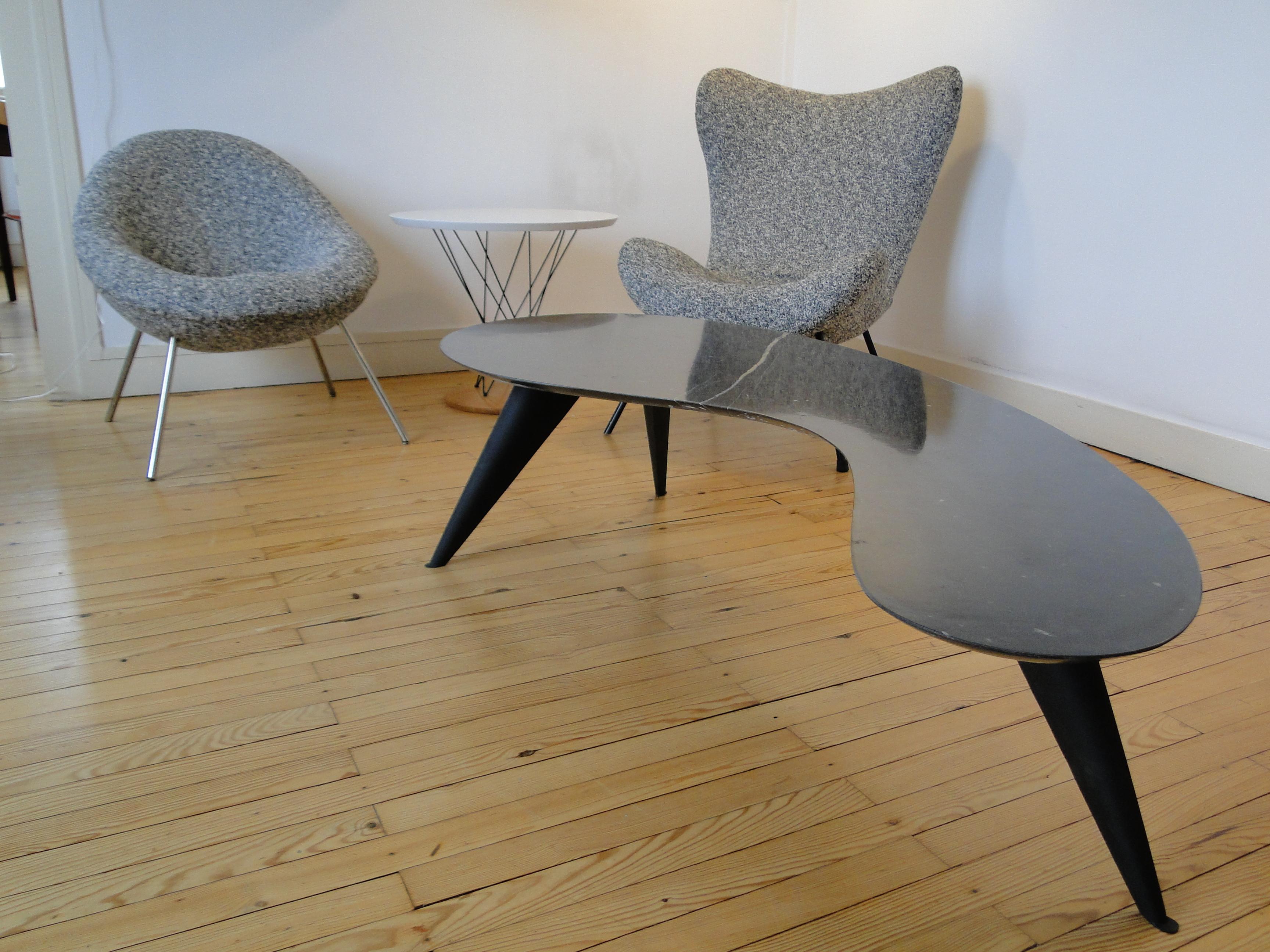 Table basse  trois pieds biomorphique organique en marbre noir style Ron Arad en vente 3