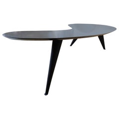 Table basse  trois pieds biomorphique organique en marbre noir style Ron Arad