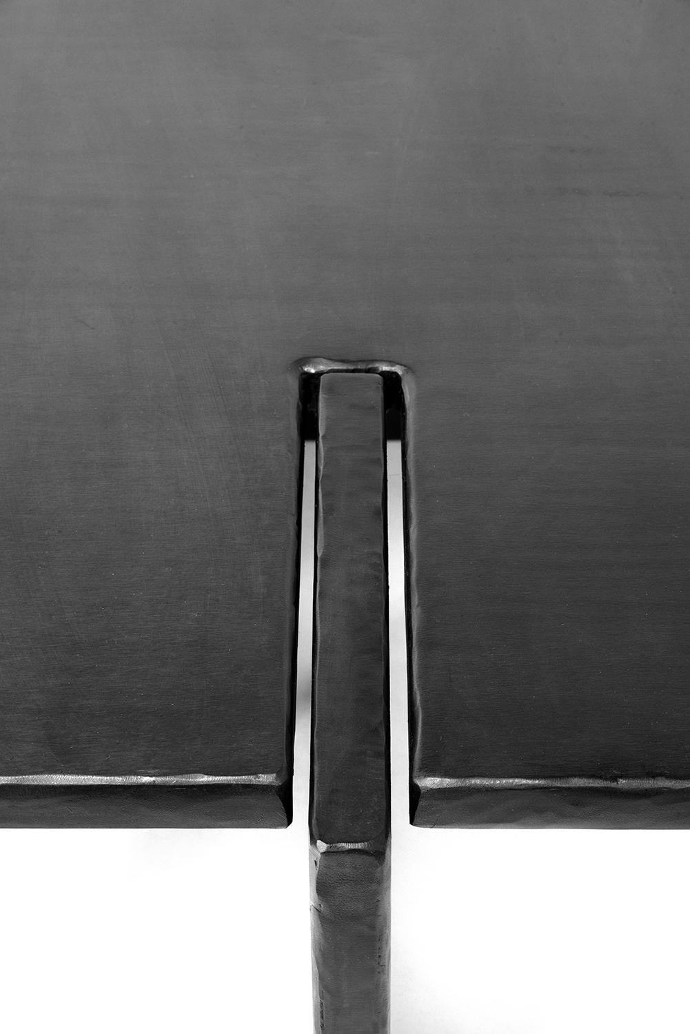 Tableau n° 5 - Café
A&M. Szymanski
d. 2023

Cette table basse est composée de plans austères et perpendiculaires qui ont été entaillés et assemblés avec précision. Ses bords bruts sculptés à la main contrastent magnifiquement avec les surfaces