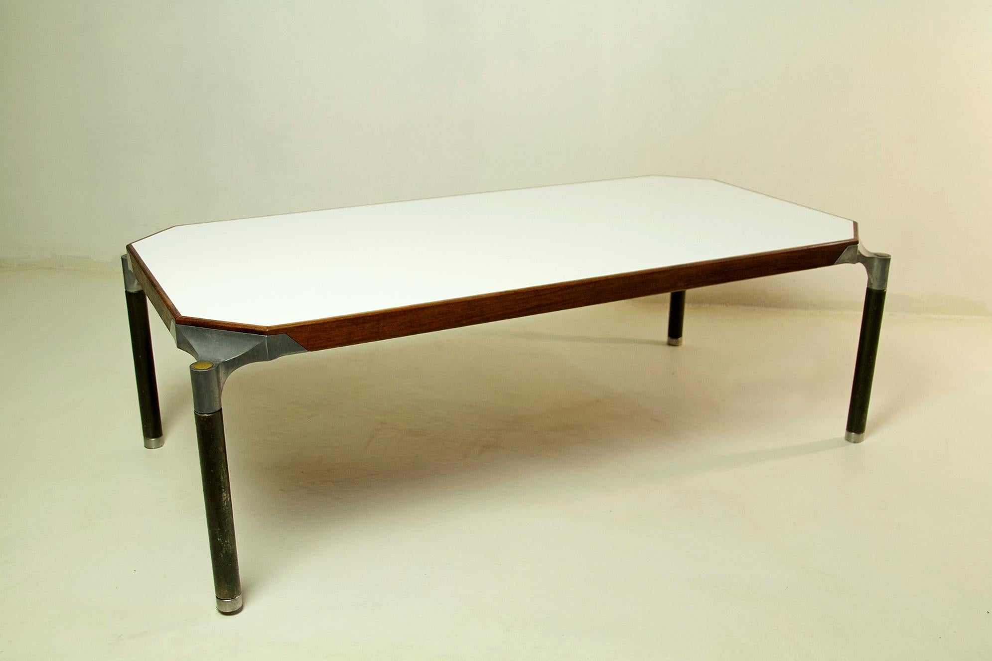 Table longue inhabituelle 