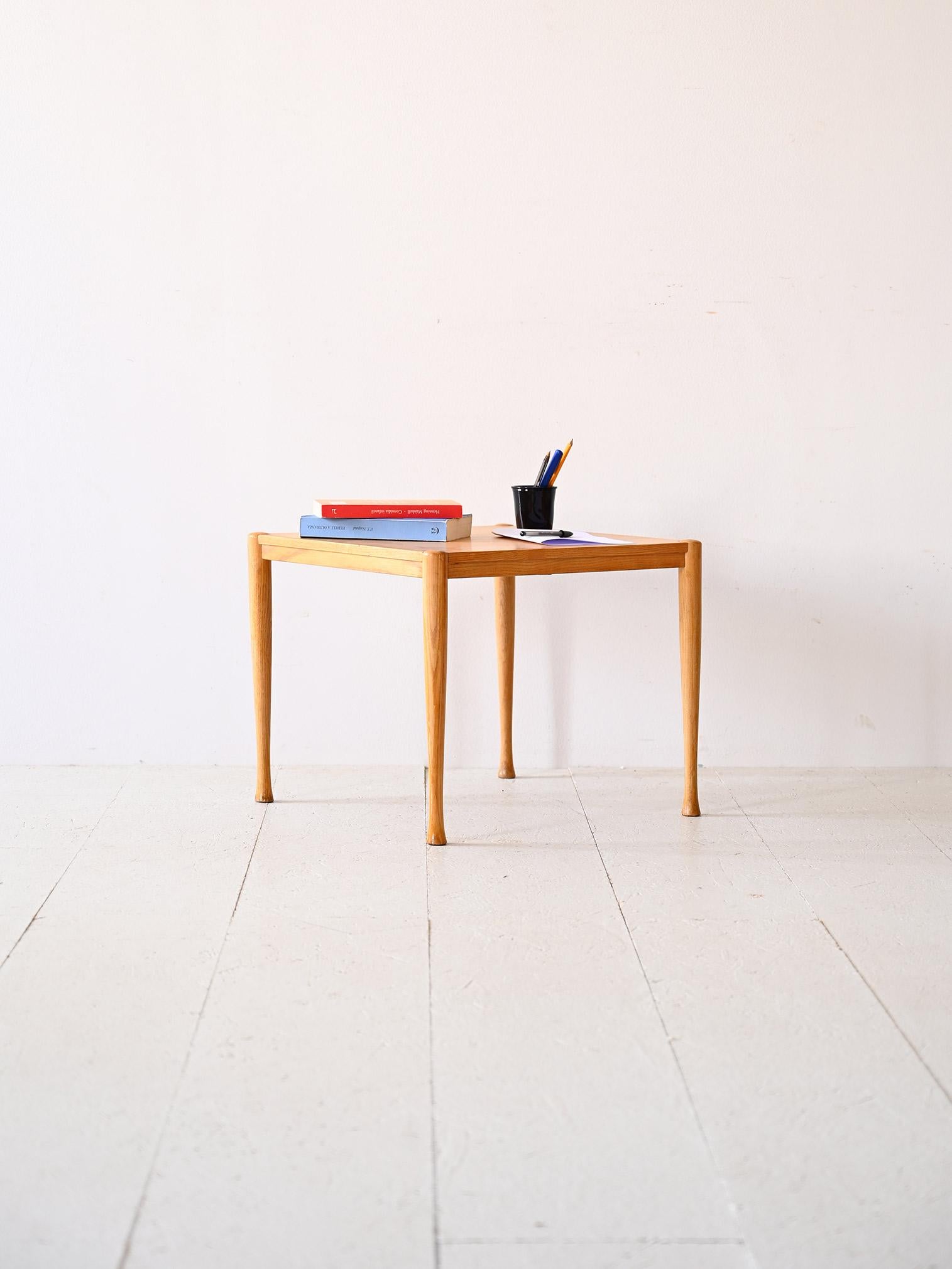Tavolino scandinavo con piano d’appoggio quadrato.

Questo tavolino in rovere, si distingue per la sua forma essenziale e l'eleganza minimalista. Grazie alle dimensioni ridotte si adatta perfettamente all'uso come comodino o come superficie