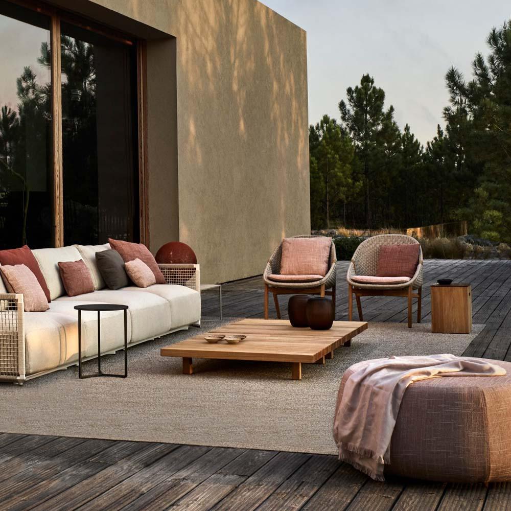 Coffee table in sustainable teck and minimalistic design
The Vis à vis coffee tables, designed using the same square slats as the sofa platform, can be integrated into any configuration, alone or attached to the structure of the sofa.

Tribù only