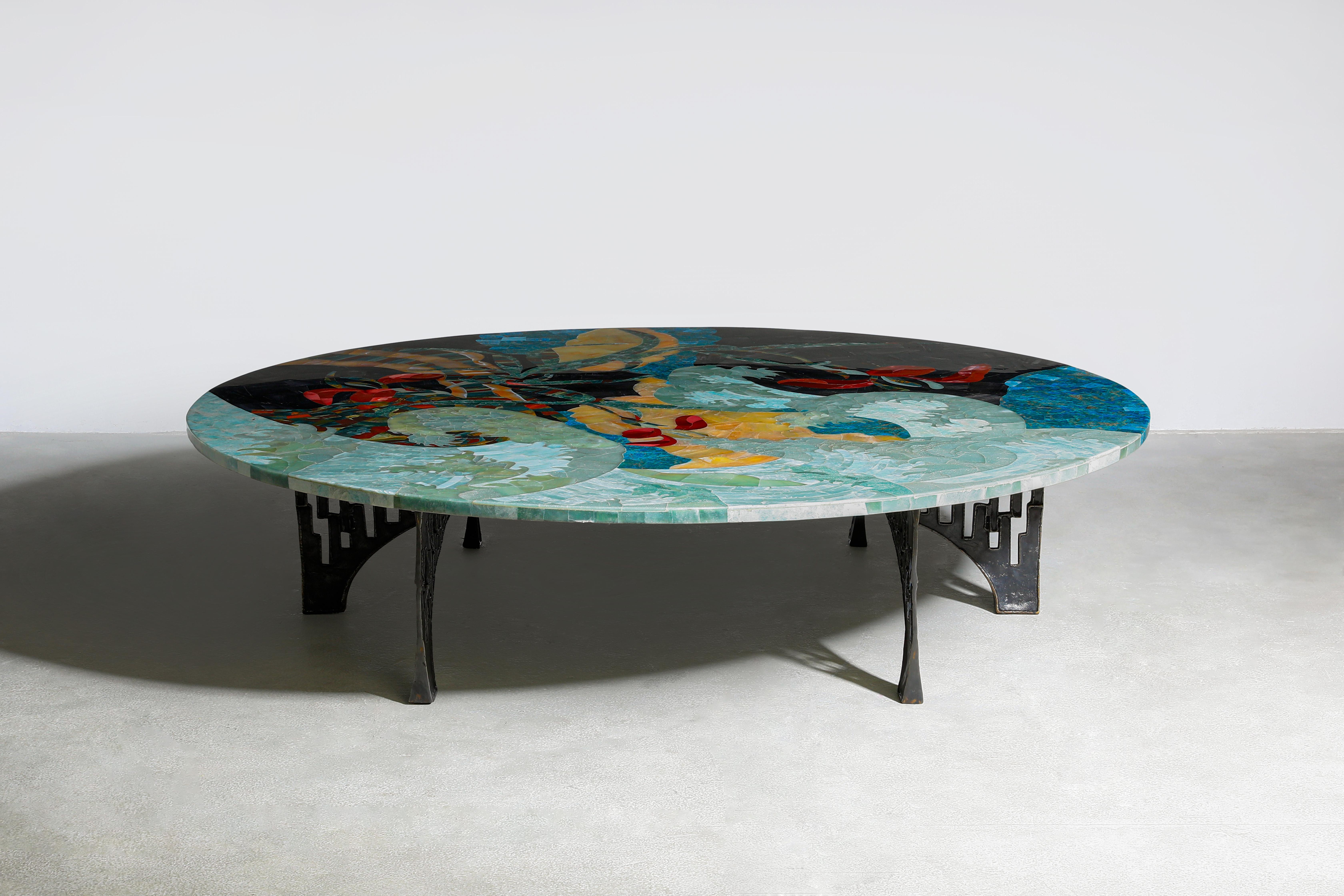 Table basse avec plateau superposé semi-précieux et pieds en laiton Viya de Vikram Goyal

Le printemps est une saison spéciale de renaissance, et pas moins dans la vallée vierge du Cachemire où les forêts verdoyantes et luxuriantes et les tulipes en