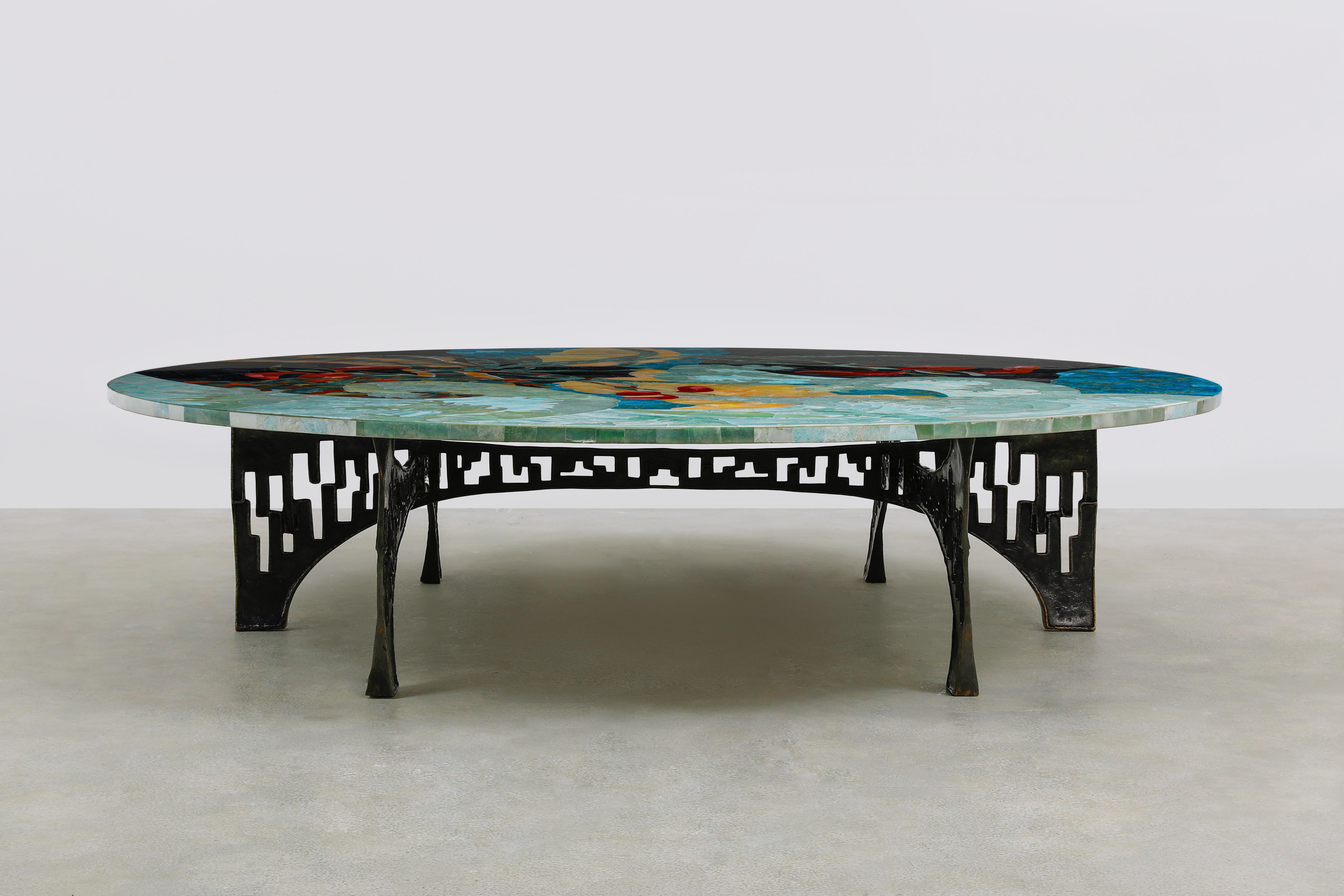Indien Table basse avec plateau superposé semi-précieux et pieds en laiton Viya de Vikram Goyal en vente