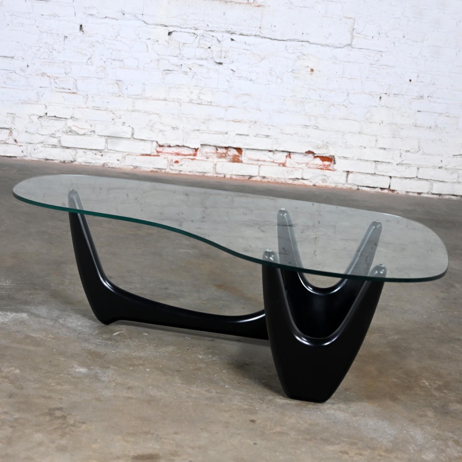 Stunning vintage Mid Century Modern coffee table with a black painted wood base & a biomorphic or kidney shaped glass top in the style of Kroehler Pearsall or Tonk. Beautiful condition, keeping in mind that this is vintage and not new so will have