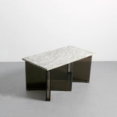 Coffee table with a brown methacrylate frame and a white veined marble top