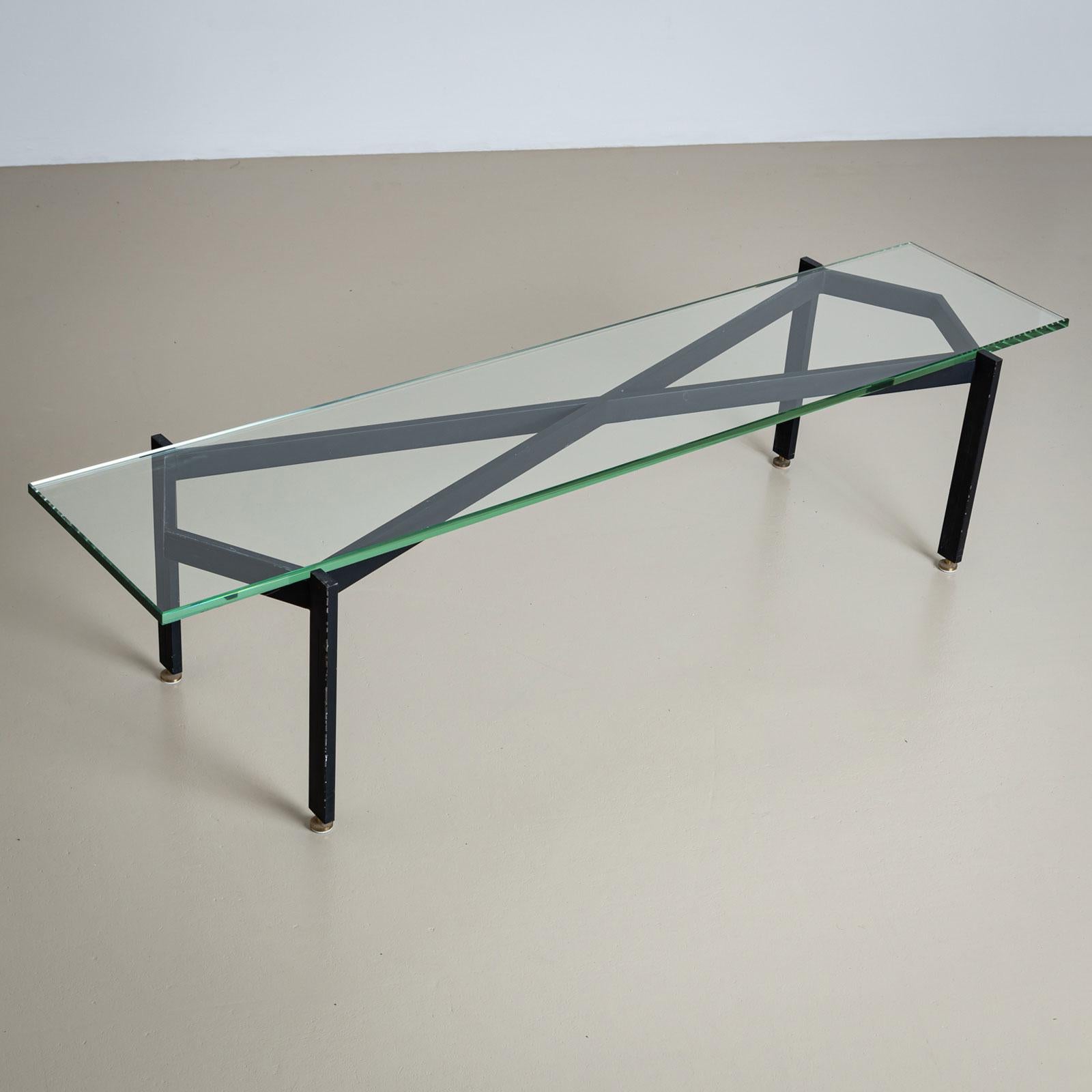 Milieu du XXe siècle Table basse avec cadre en fer noir, Italie, années 1960 en vente
