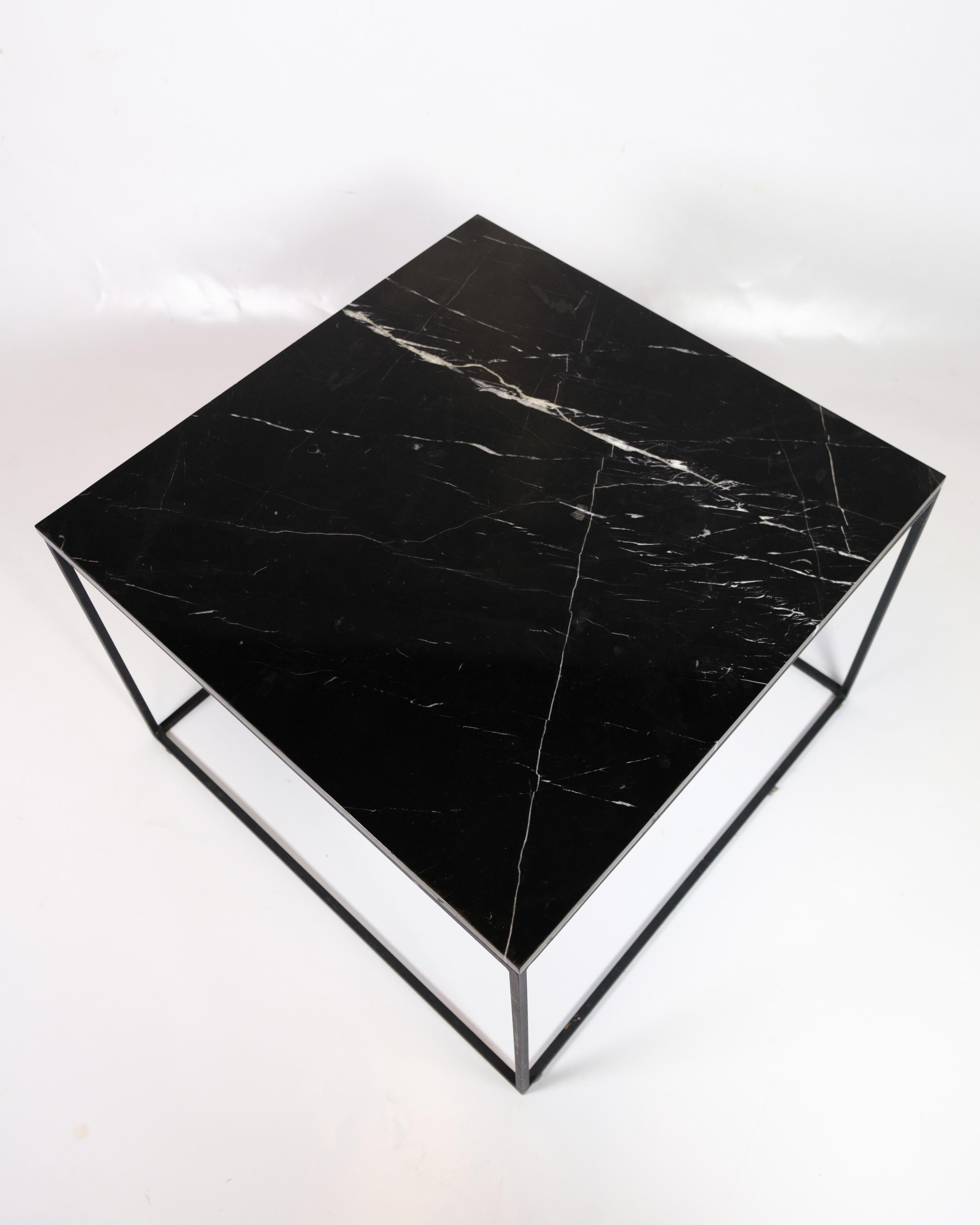 Table basse avec plateau en marbre noir et cadre en métal en vente 3