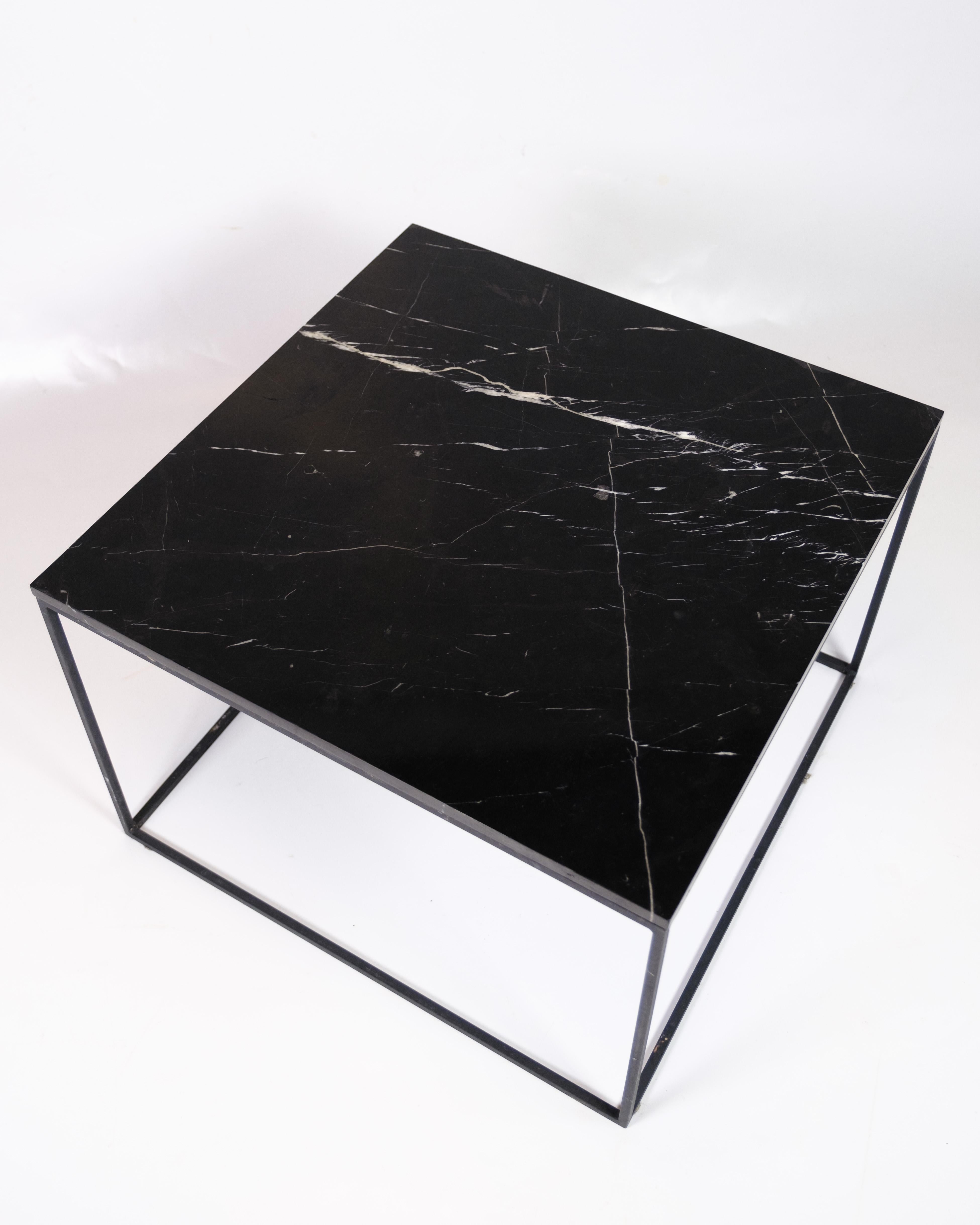 Danois Table basse avec plateau en marbre noir et cadre en métal en vente