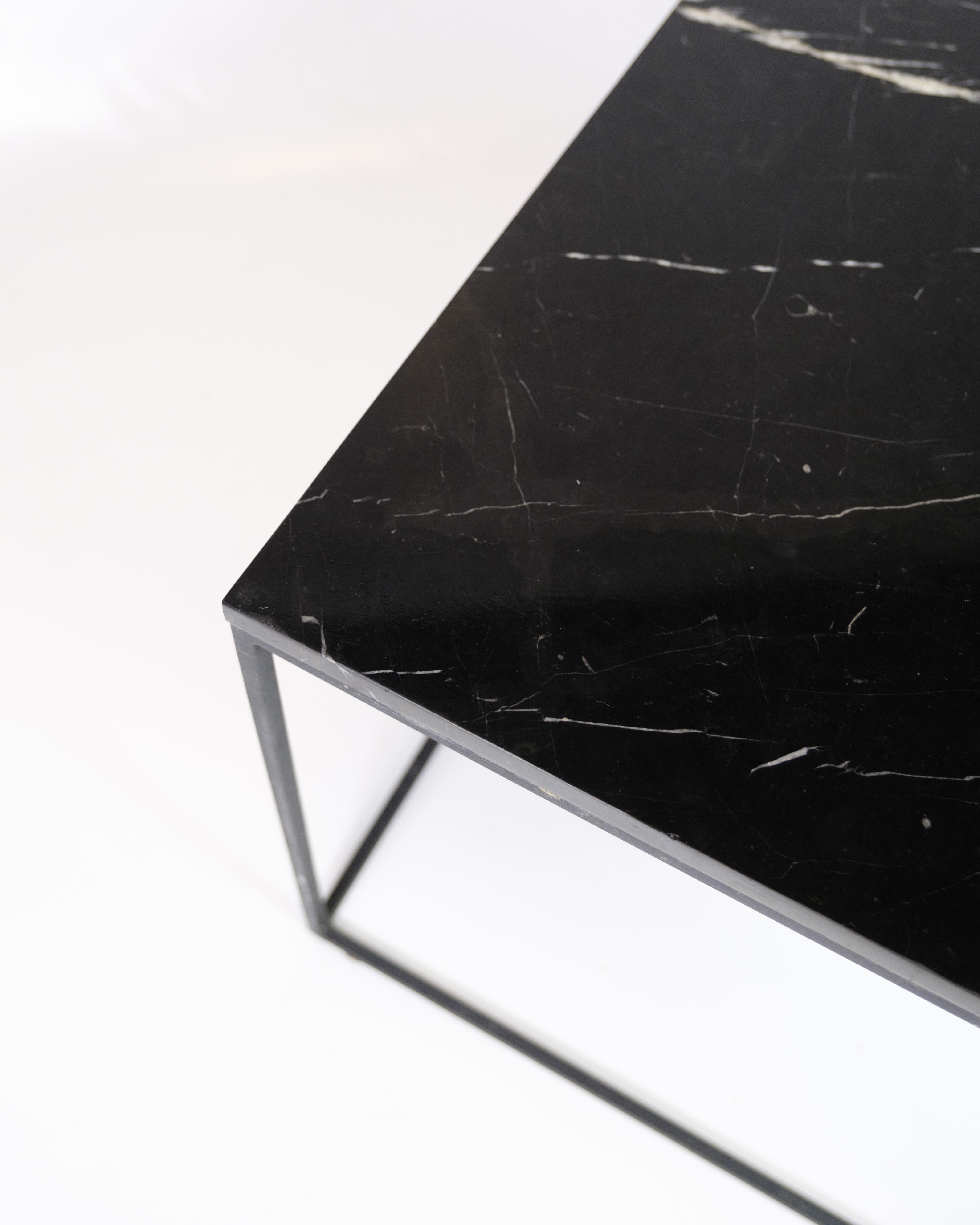 Table basse avec plateau en marbre noir et cadre en métal Bon état - En vente à Lejre, DK