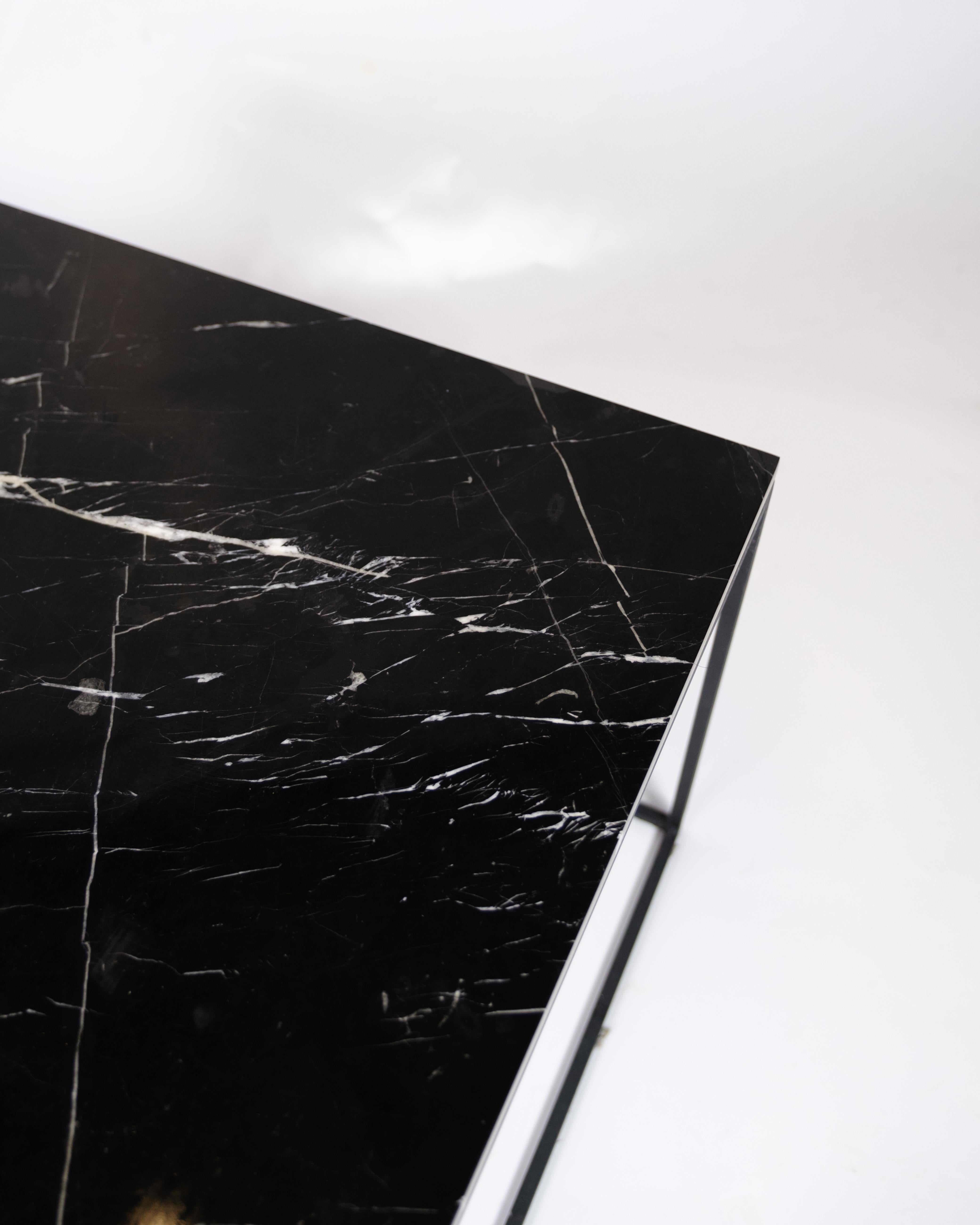XXIe siècle et contemporain Table basse avec plateau en marbre noir et cadre en métal en vente