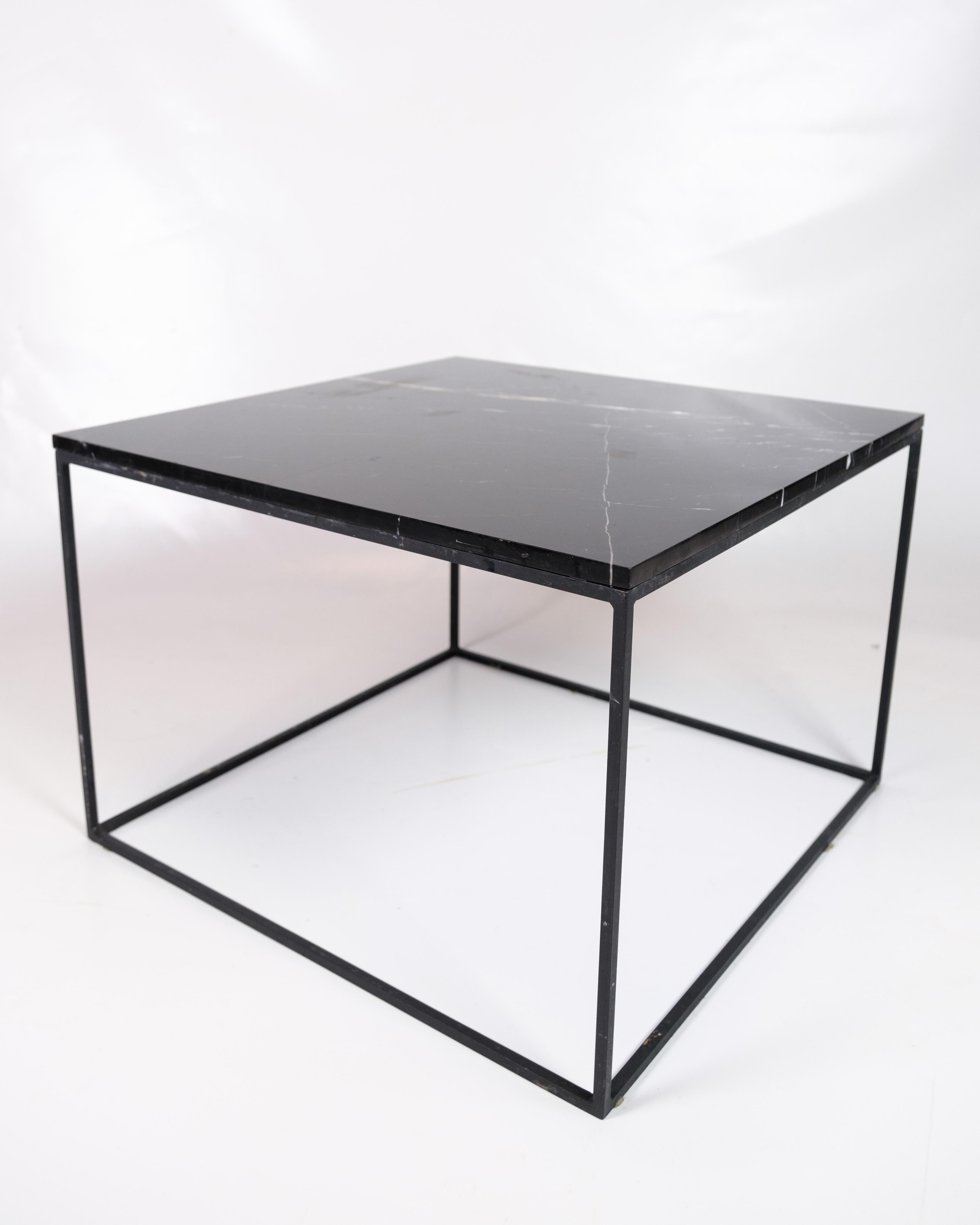 Marbre Table basse avec plateau en marbre noir et cadre en métal en vente