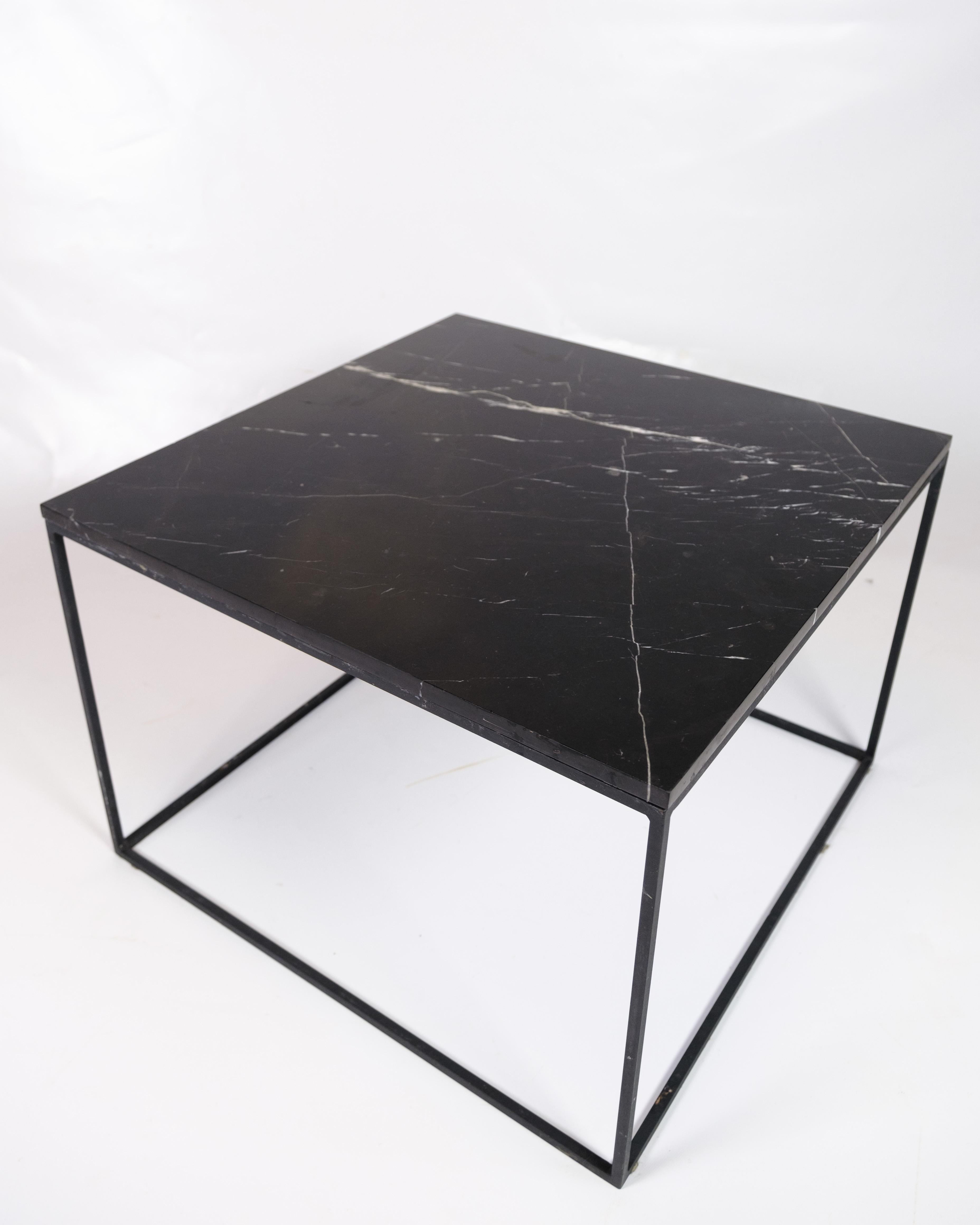 Table basse avec plateau en marbre noir et cadre en métal en vente 1