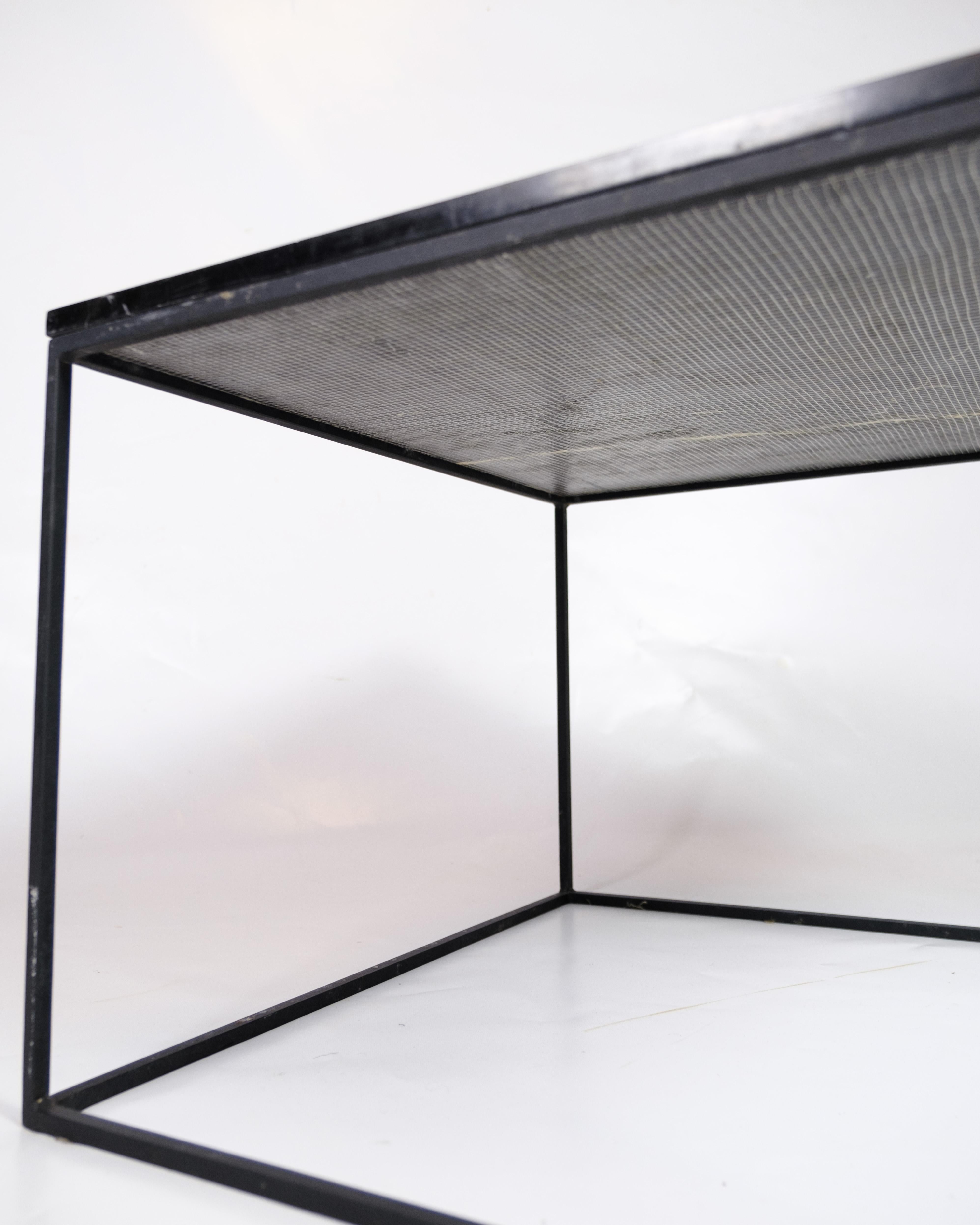Table basse avec plateau en marbre noir et cadre en métal en vente 2