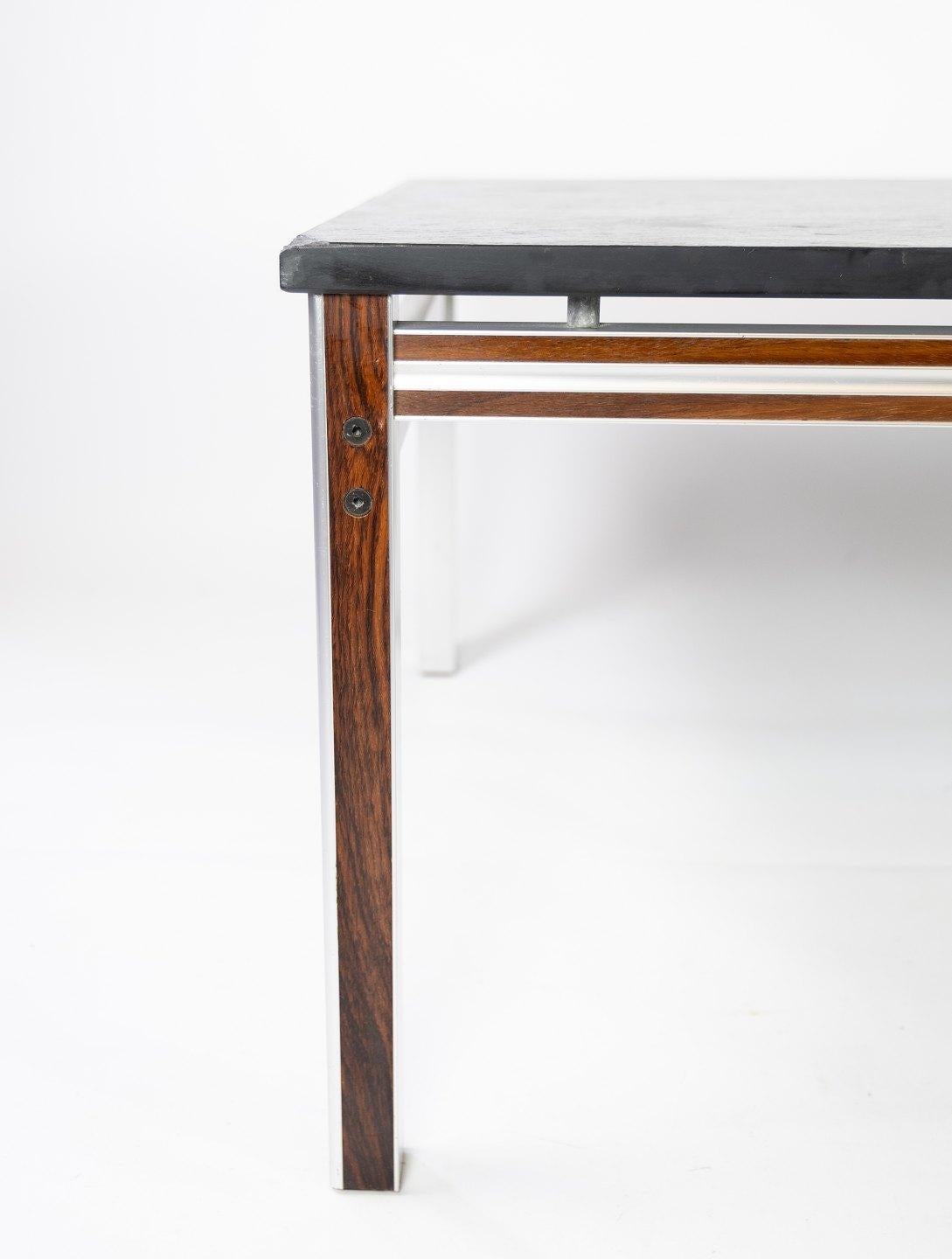 Mid-Century moderno Tavolino con piastra in ardesia nera e struttura in palissandro degli anni '70 in vendita