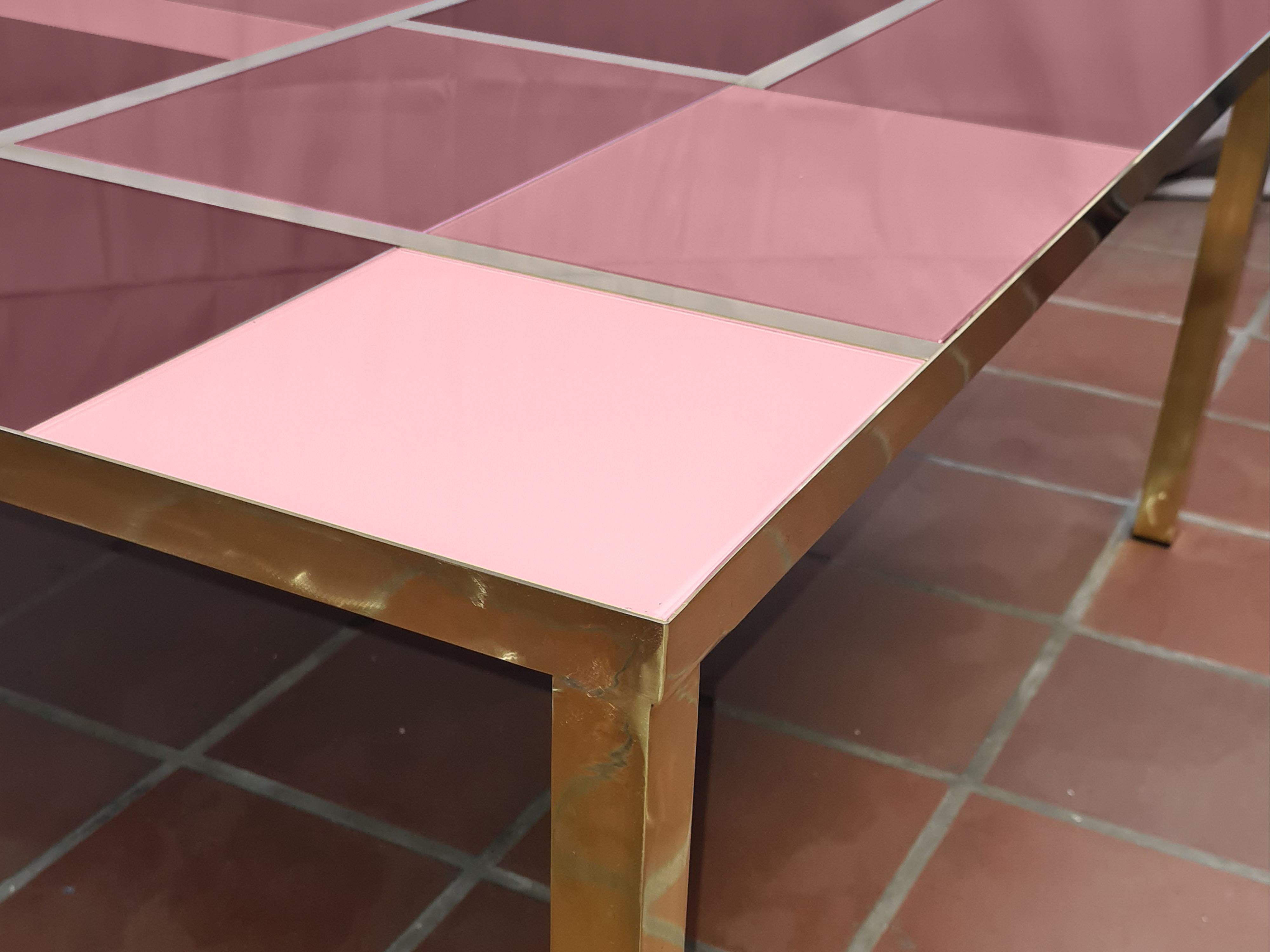 Cette table basse moderne est un chef-d'œuvre de l'artisanat italien, avec un plateau en verre de Murano rouge Cartier de différentes nuances, serti dans un cadre en laiton massif. 

Fabriquée à la main en Italie, cette table basse carrée allie le