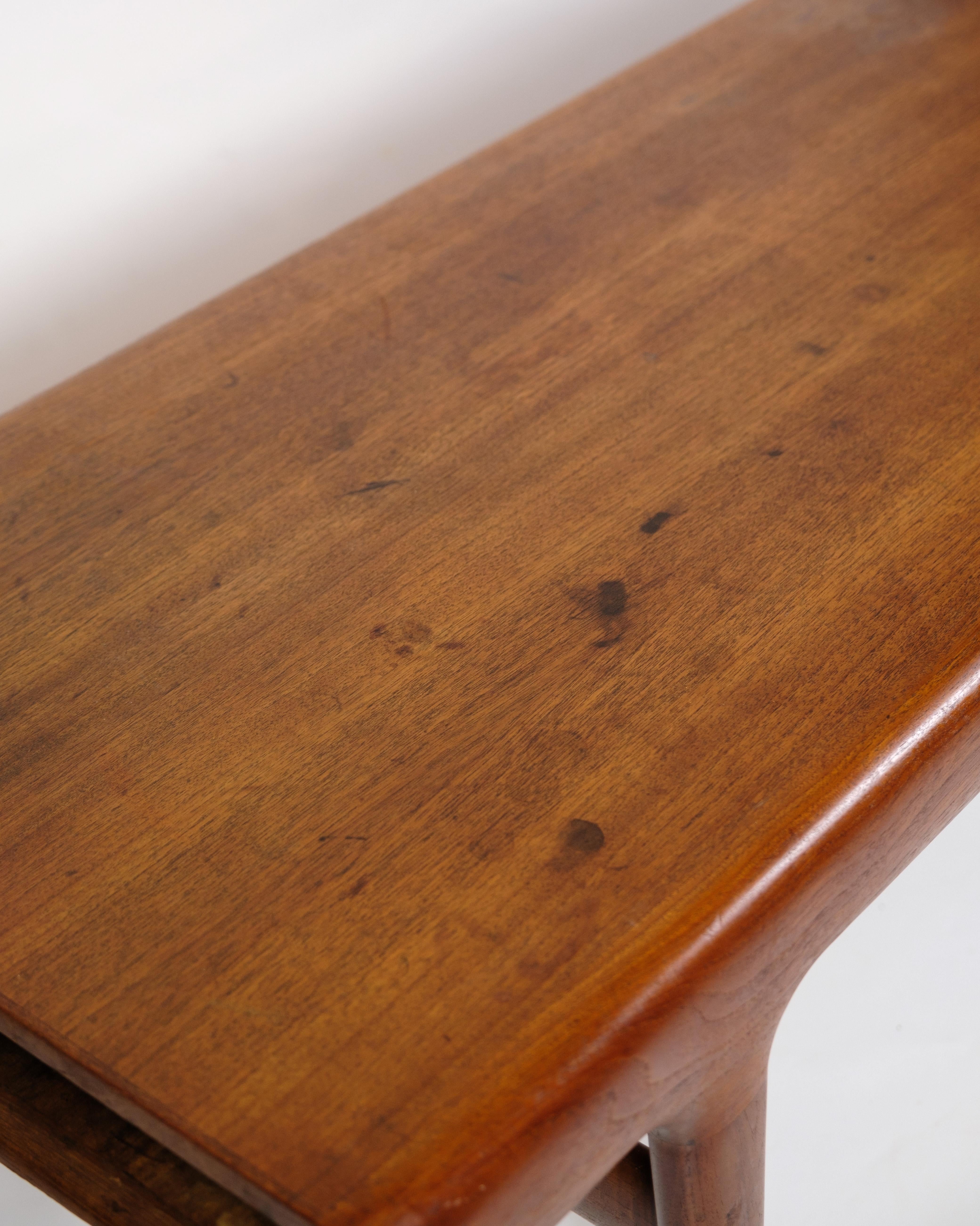 Couchtisch aus Teakholz mit eingebauten Schubladen, entworfen von Johannes Andersen und hergestellt von Uldum Møbelfabrik in den 1960er Jahren. Der Tisch vereint Funktionalität und praktische Aufbewahrungsmöglichkeiten in Form der eingebauten