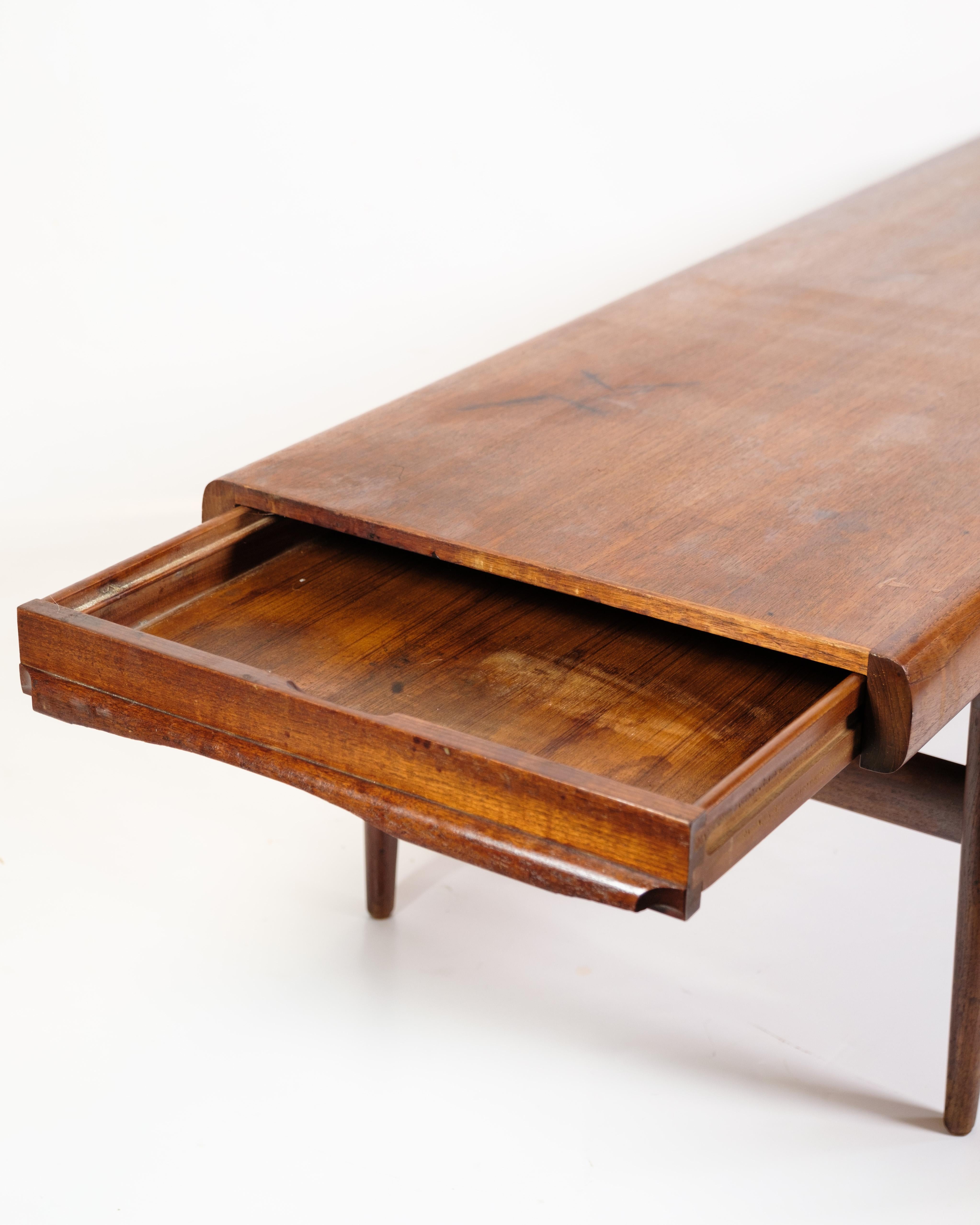 Couchtisch mit eingebauten Schubladen aus Teakholz von Johannes Andersen aus den 1960er Jahren (Mitte des 20. Jahrhunderts) im Angebot
