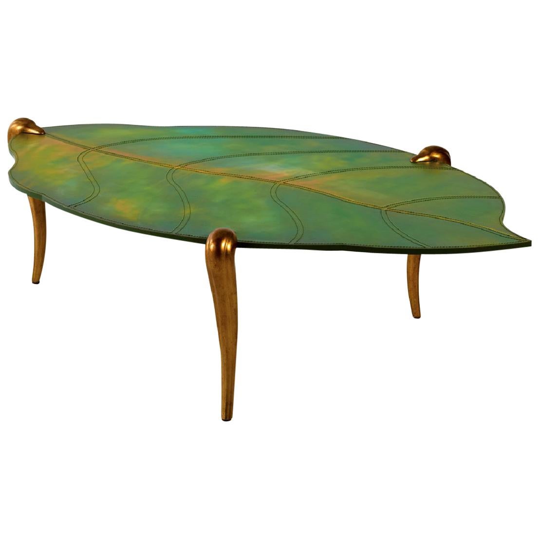 Table basse avec pieds en alluminium moulé, finition dorée et plateau en cuir dur en vente