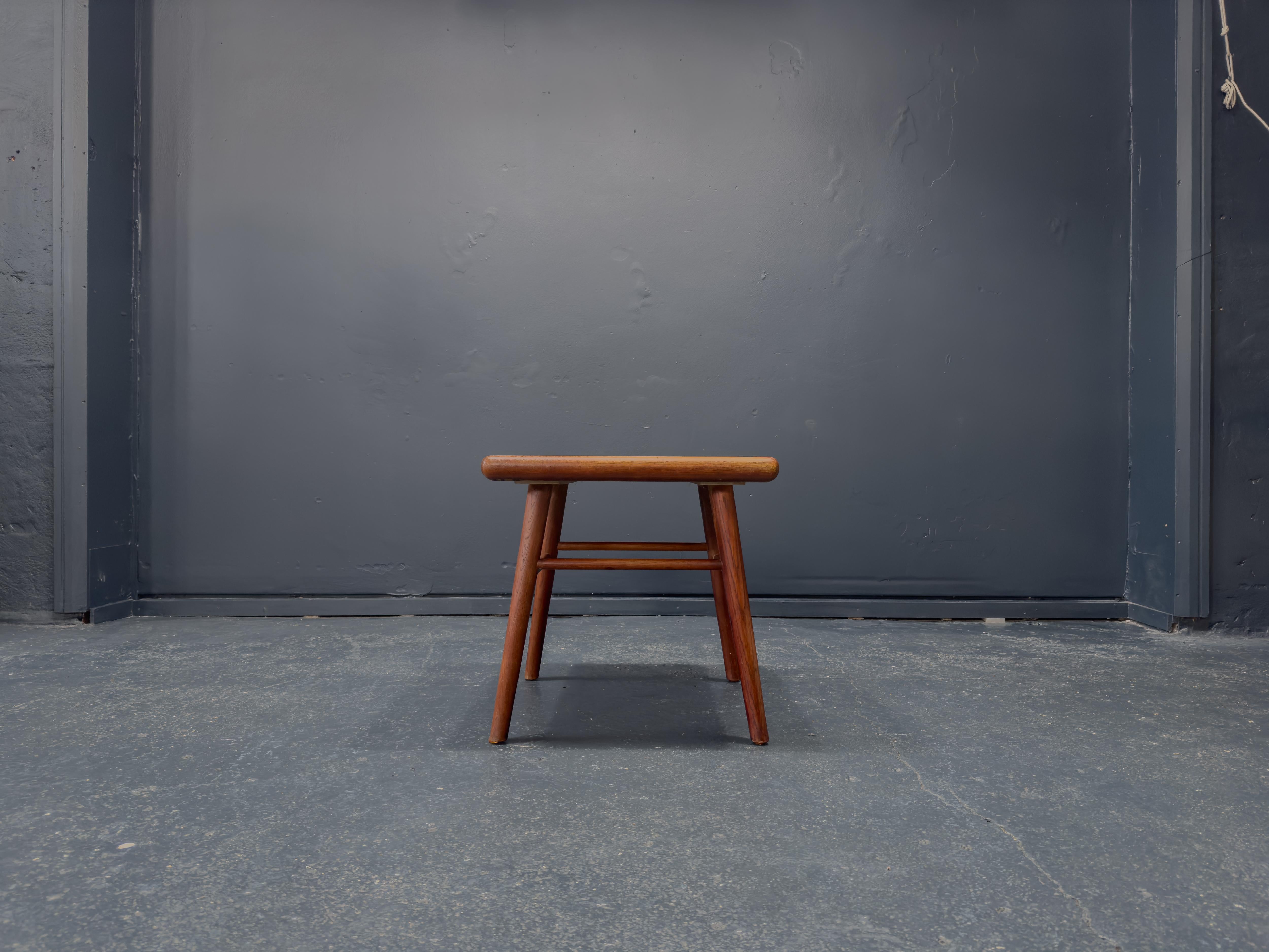 Cette table d'appoint compacte est une pièce magnifique, fabriquée à partir d'un cadre en chêne de caractère. Le plateau de la table est orné d'une incrustation de carreaux de faïence. Les carreaux ont une forme merveilleusement festonnée, avec un