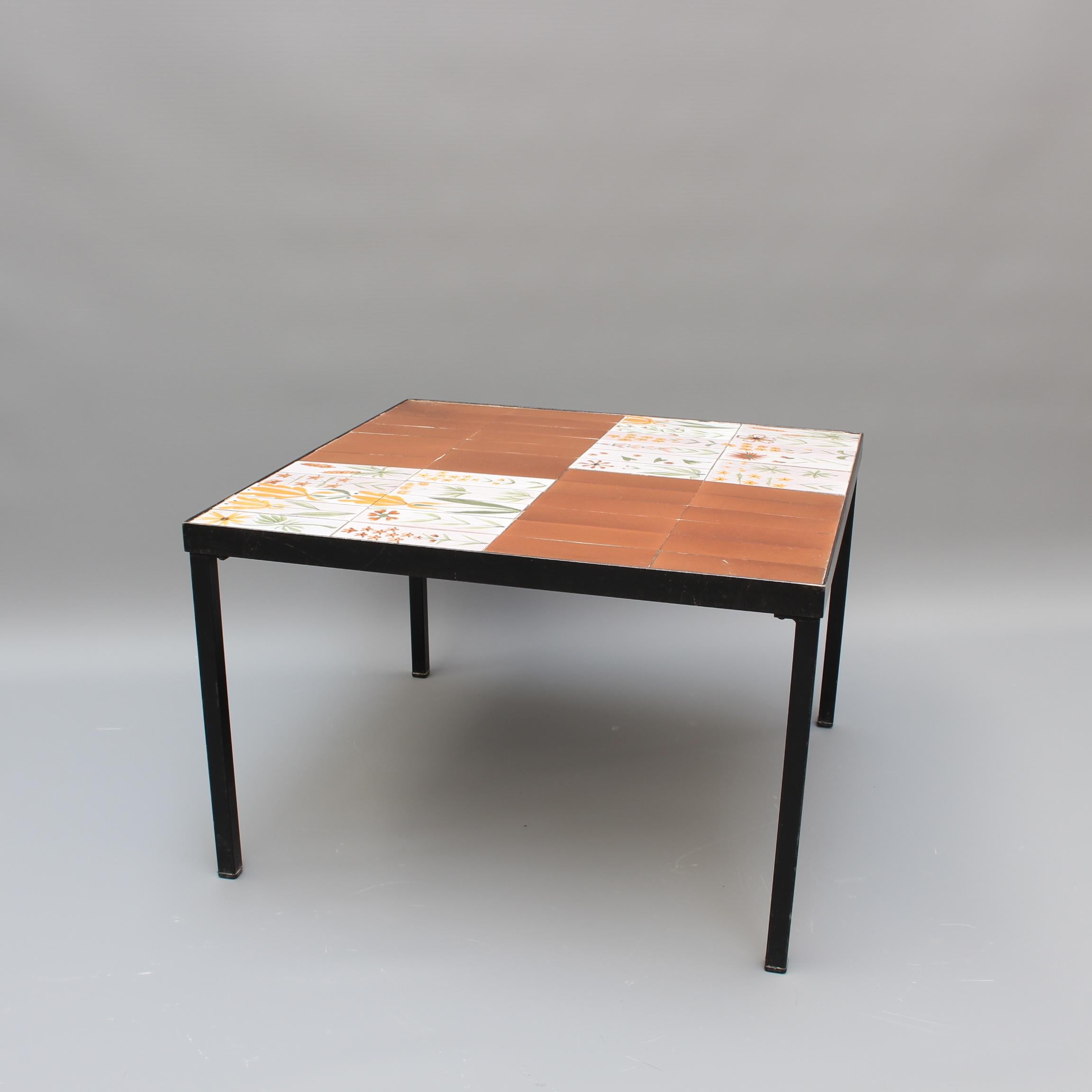 Couchtisch mit dekorativen Keramikfliesen von Roger Capron, ca. 1970er Jahre (Ende des 20. Jahrhunderts) im Angebot