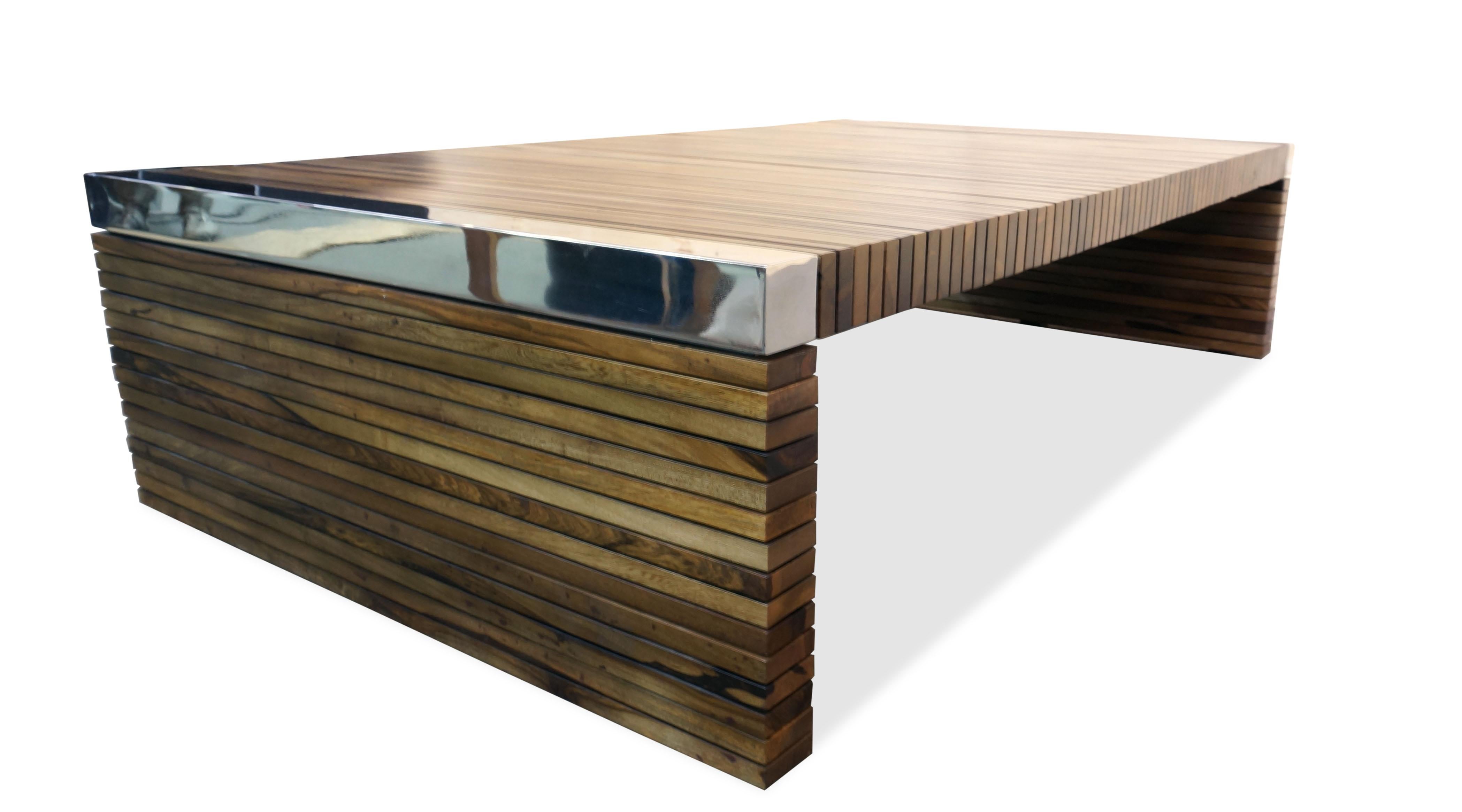 Moderne Table basse avec lattes de bois exotiques et détails en nickel, Argilla en vente