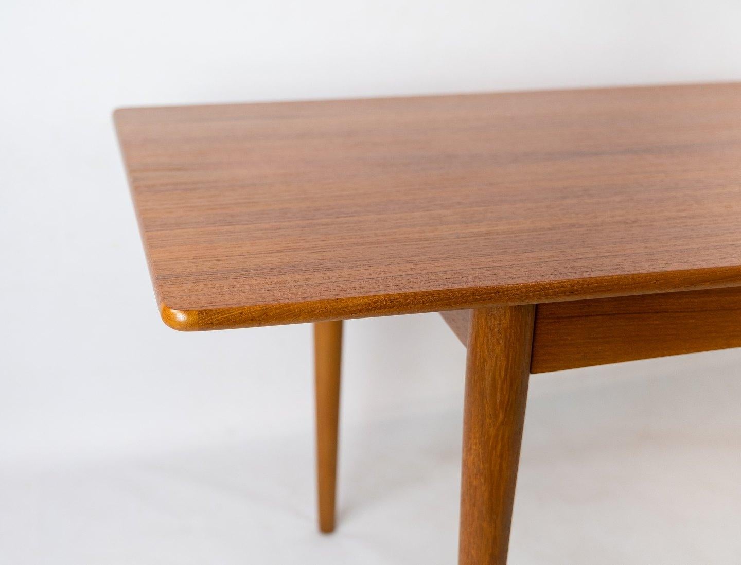 Coffee table with extension leaf in teak of Danish design from the 1960s. The table is in great vintage condition.
  