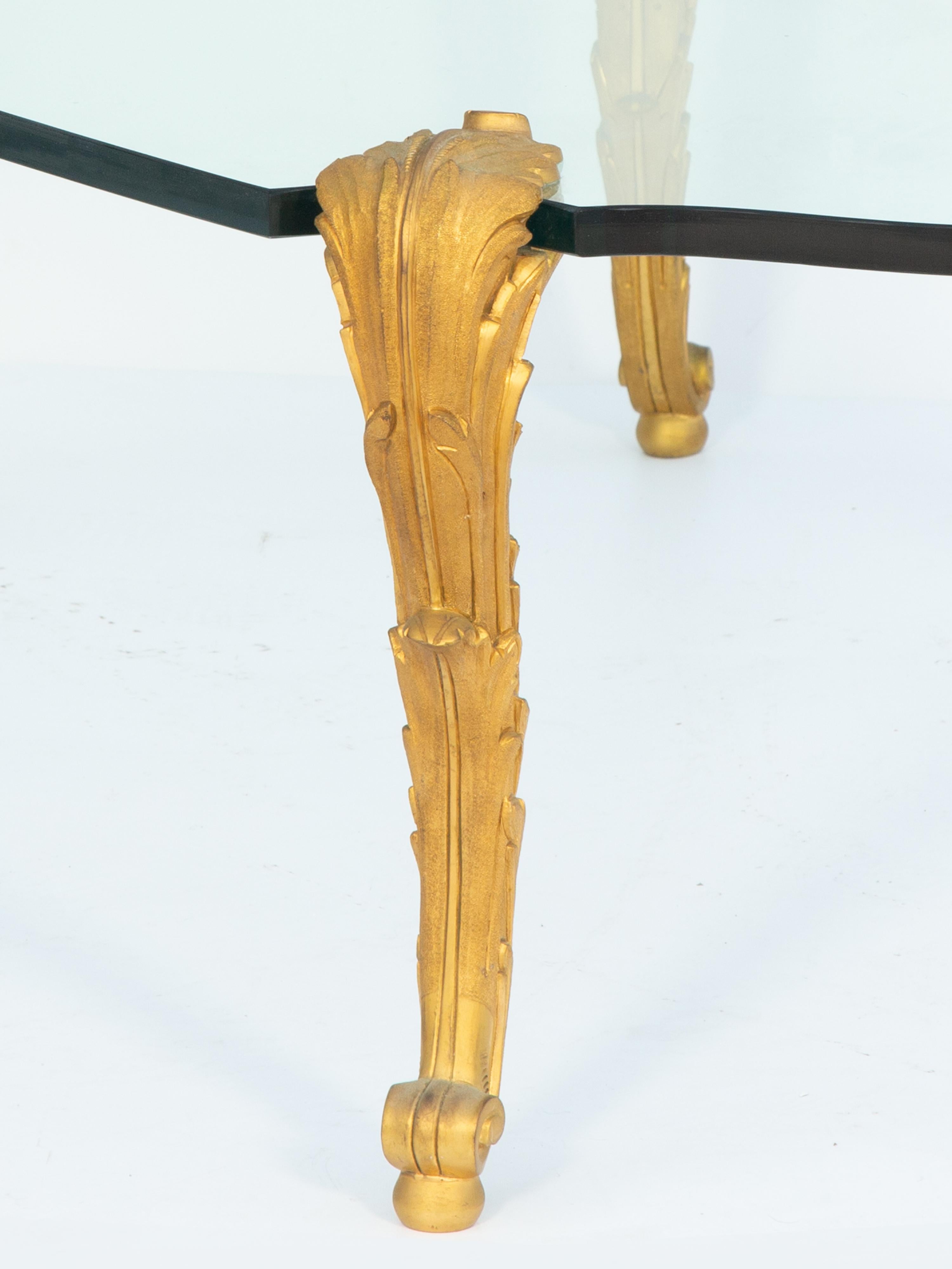 20ième siècle Table basse avec pieds à feuilles d'Acanthus en bronze doré finement ciselé par P.E. Guerin en vente