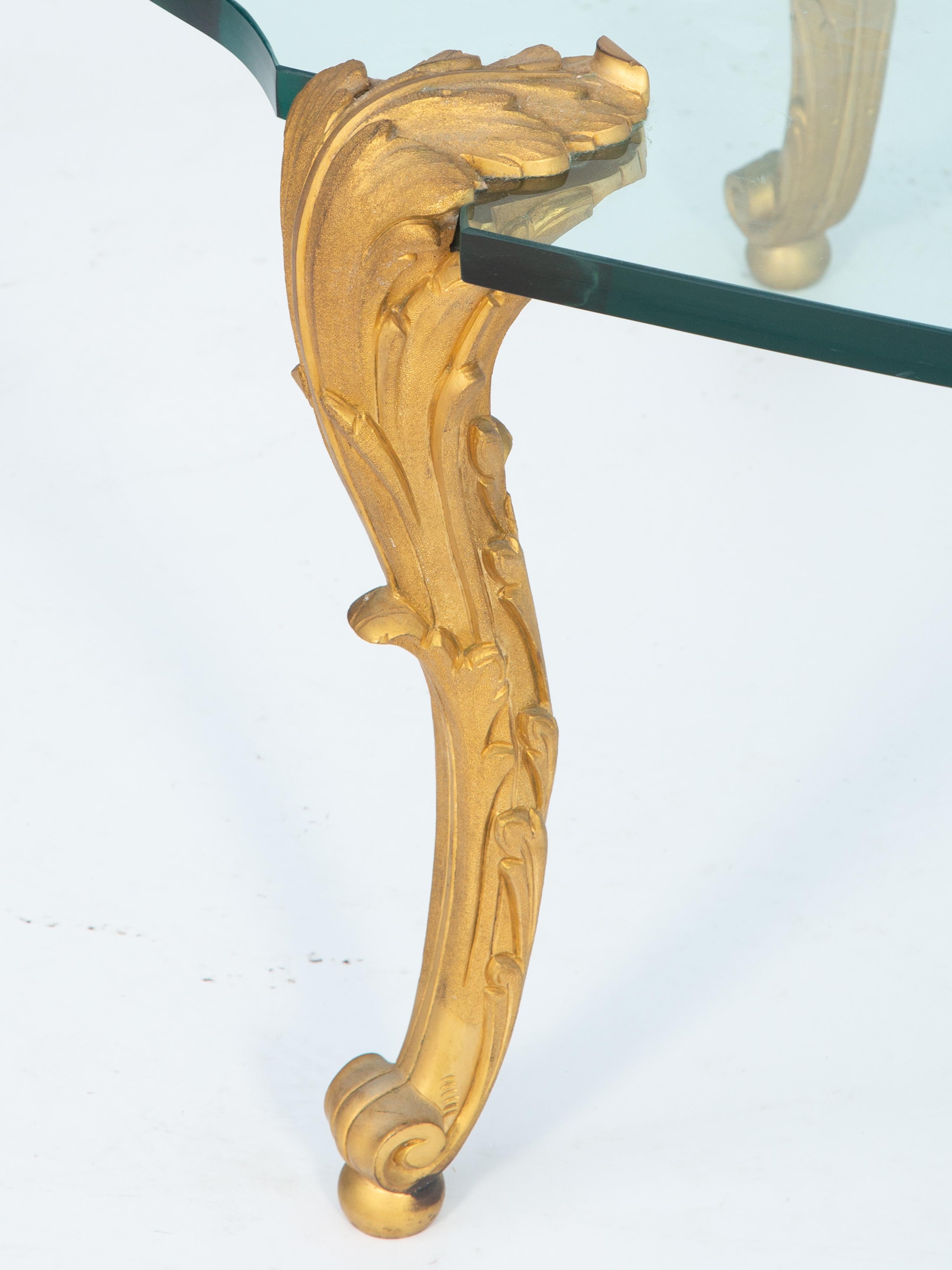 Bronze Table basse avec pieds à feuilles d'Acanthus en bronze doré finement ciselé par P.E. Guerin en vente