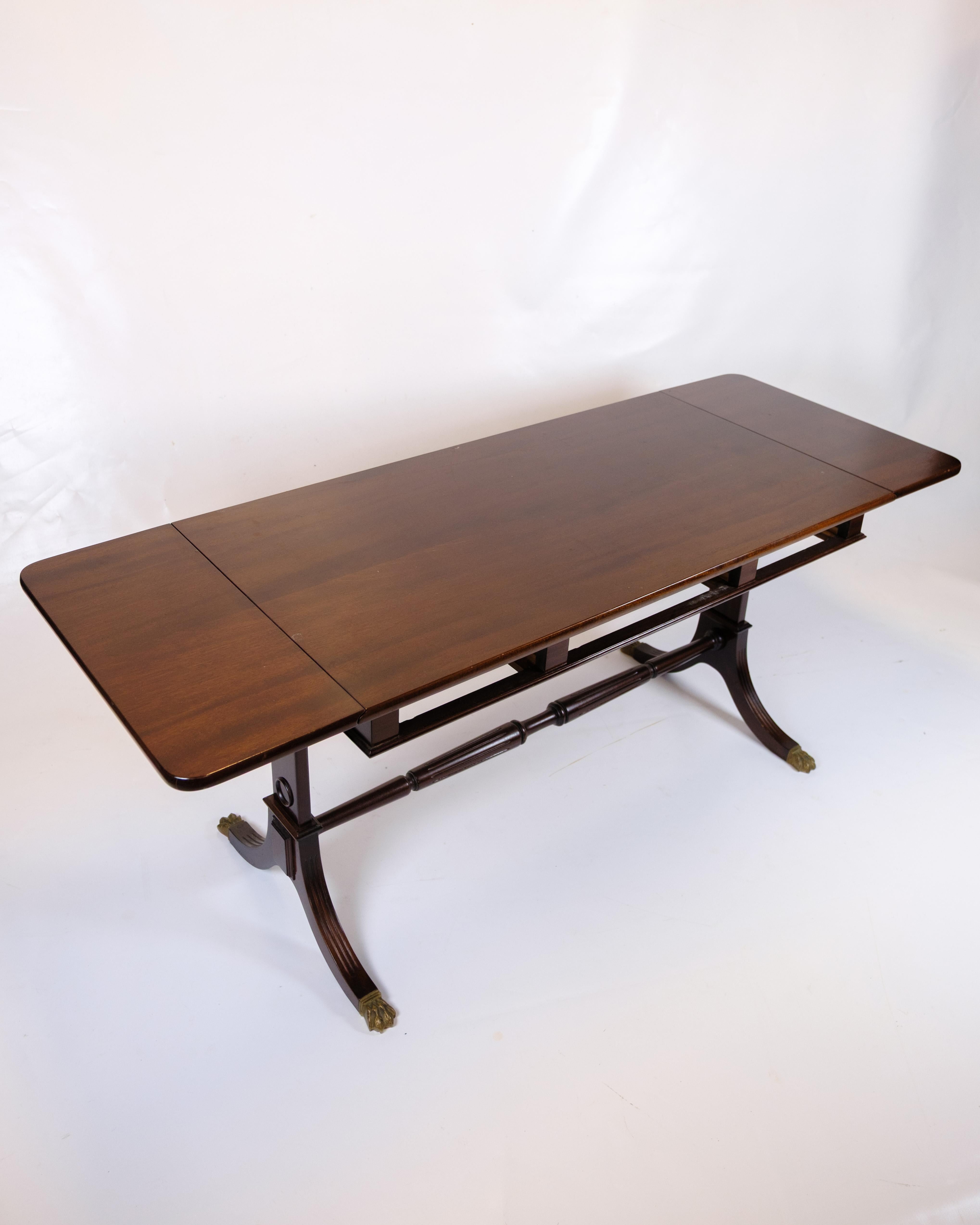 Tavolino in mogano degli anni '60, realizzato nello stile di Hepplewhite. Il tavolo è dotato di alette su entrambi i lati, che possono essere ripiegate per espandere il piano del tavolo, garantendo flessibilità e funzionalità.

Stile: Hepplewhite