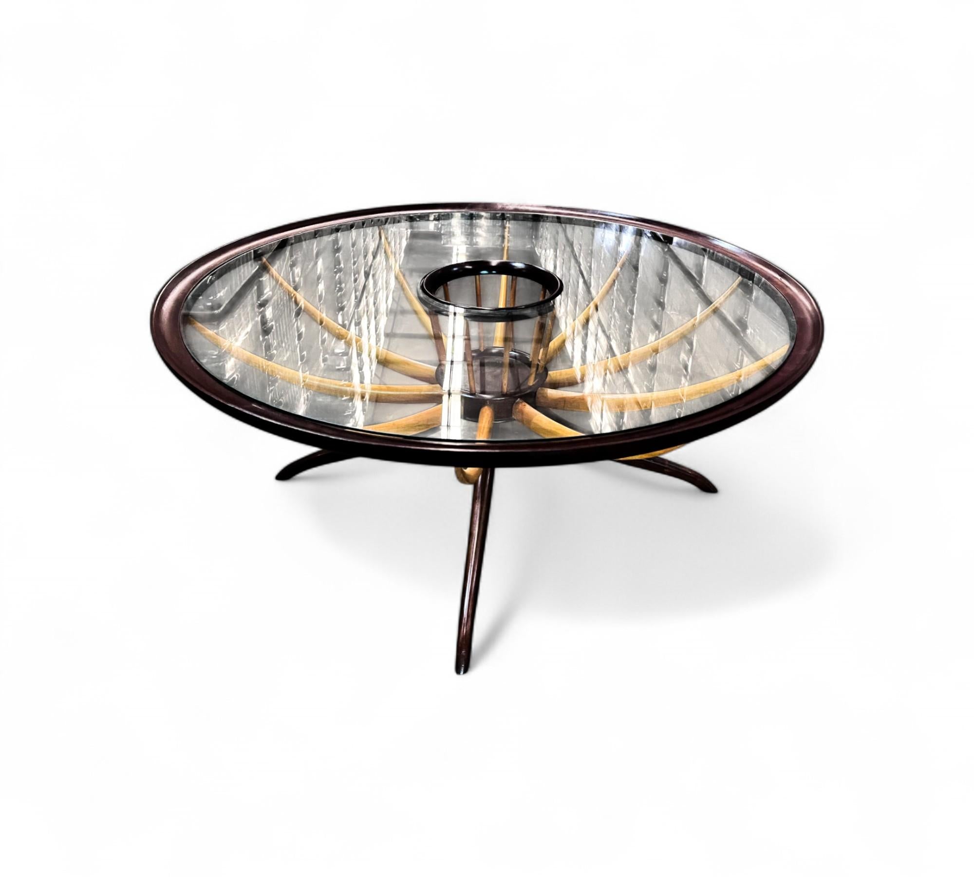 La table basse est fabriquée en bois de Pau Marfim et d'Imbuia, et comporte quatre pieds délicats.  et un plateau en bois et en verre. Le plateau et les pieds sont en Imbuia (bois foncé) tandis que les bras de liaison entre le plateau et les pieds