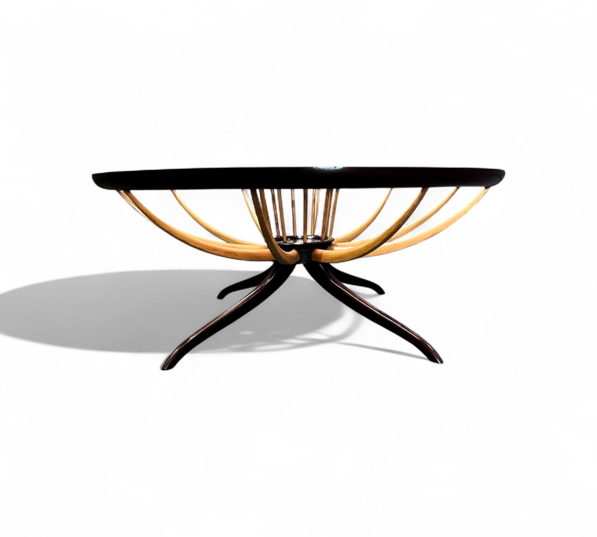 Mid-Century Modern Table basse avec vase à fleurs en deux Woods par Giuseppe Scapinelli, c.C. 1950s en vente