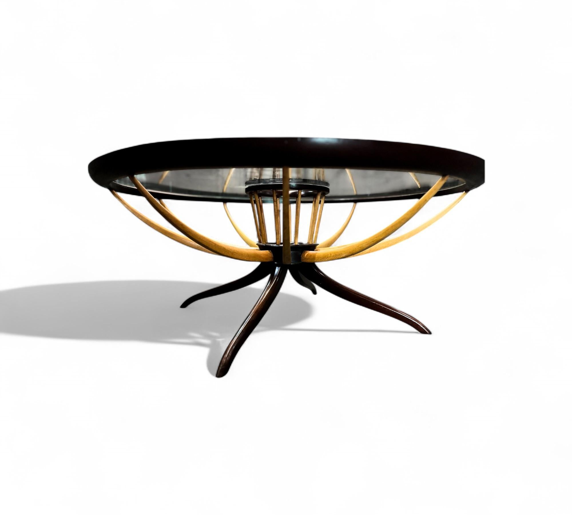 Brésilien Table basse avec vase à fleurs en deux Woods par Giuseppe Scapinelli, c.C. 1950s en vente