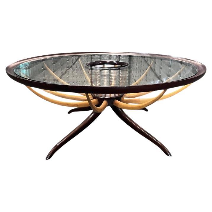 Table basse avec vase à fleurs en deux Woods par Giuseppe Scapinelli, c.C. 1950s en vente