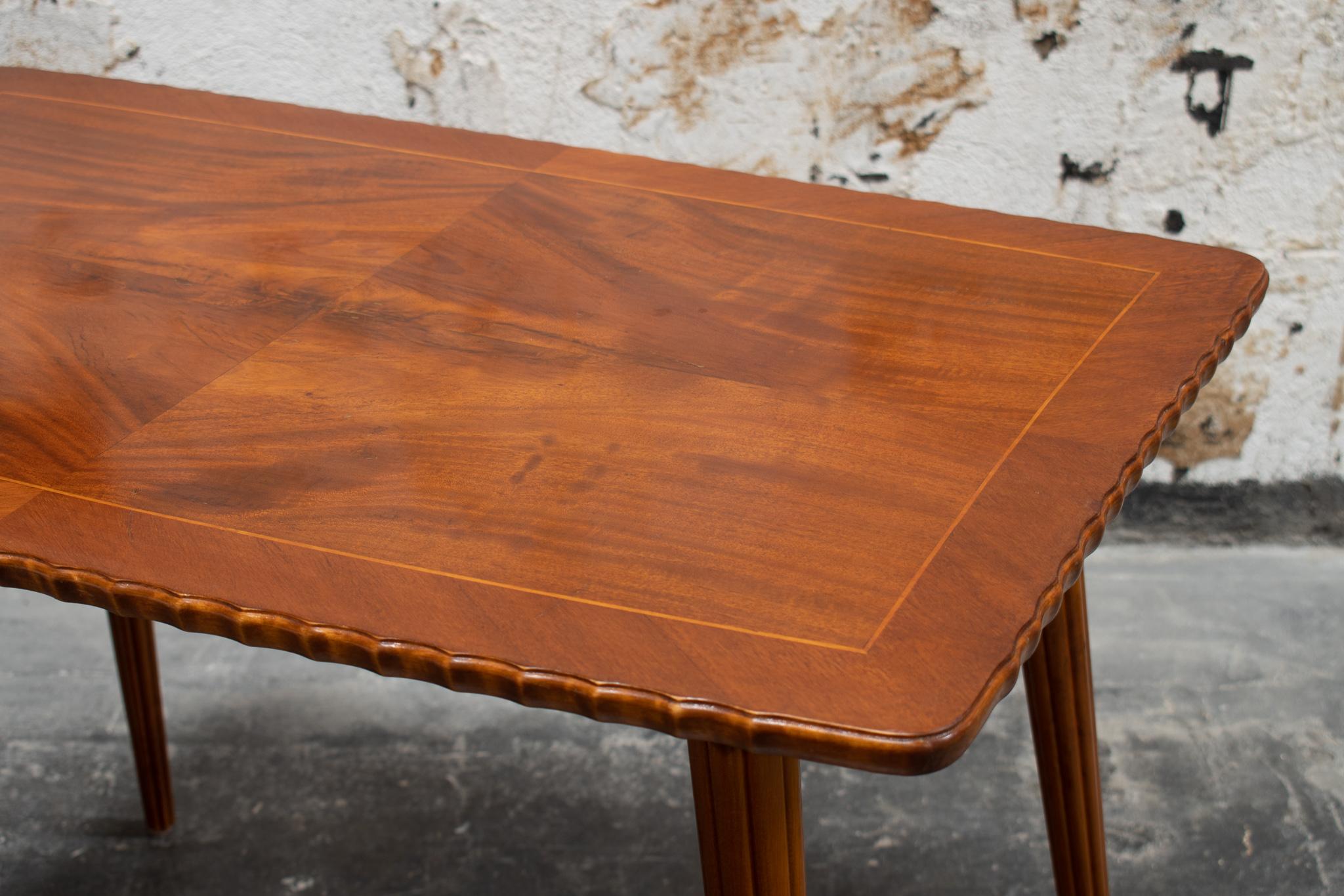 Coffee Table with Fluted Edge in Crotch Mahogany, 1940's Sweden In Good Condition For Sale In Atlanta, GA