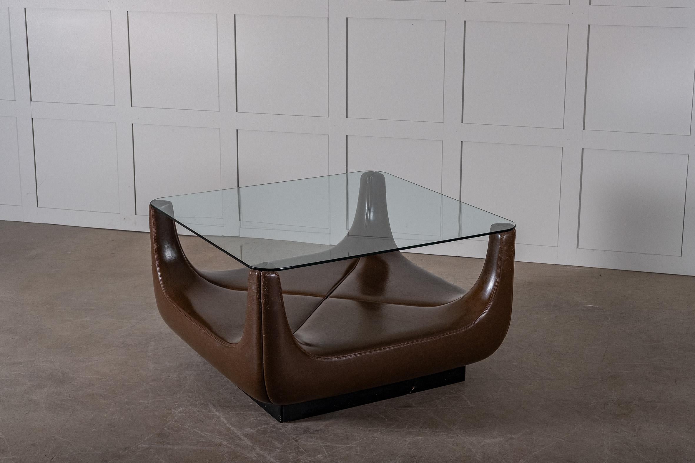 Imitation cuir Table basse avec plateau en verre:: 1970 en vente