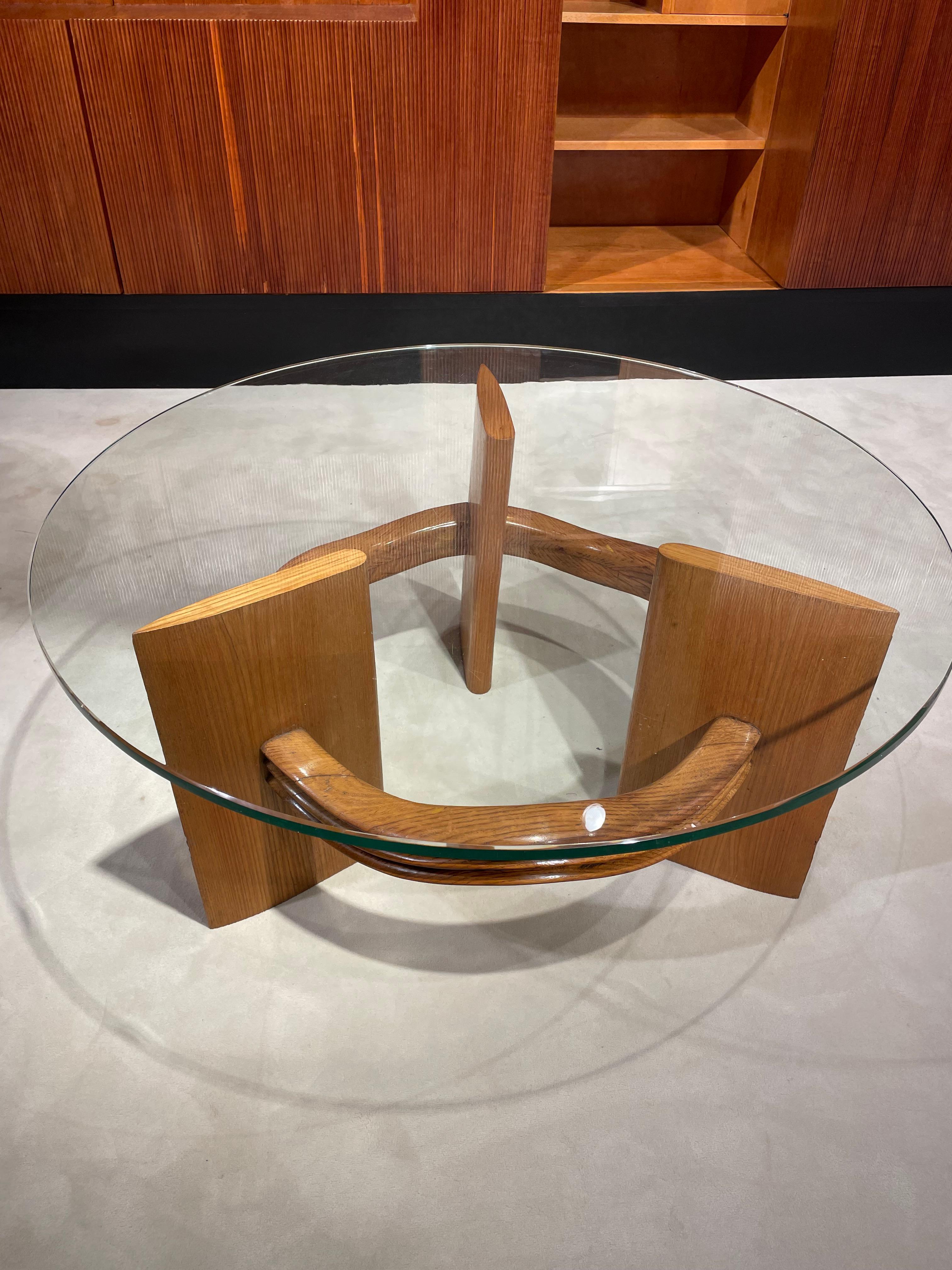 Couchtisch mit Glasplatte und Sockel aus Nussbaumholz von Osvaldo Borsani.
Die Glasplatte wurde in den ursprünglichen Sand gebrannt, was ihr einen 