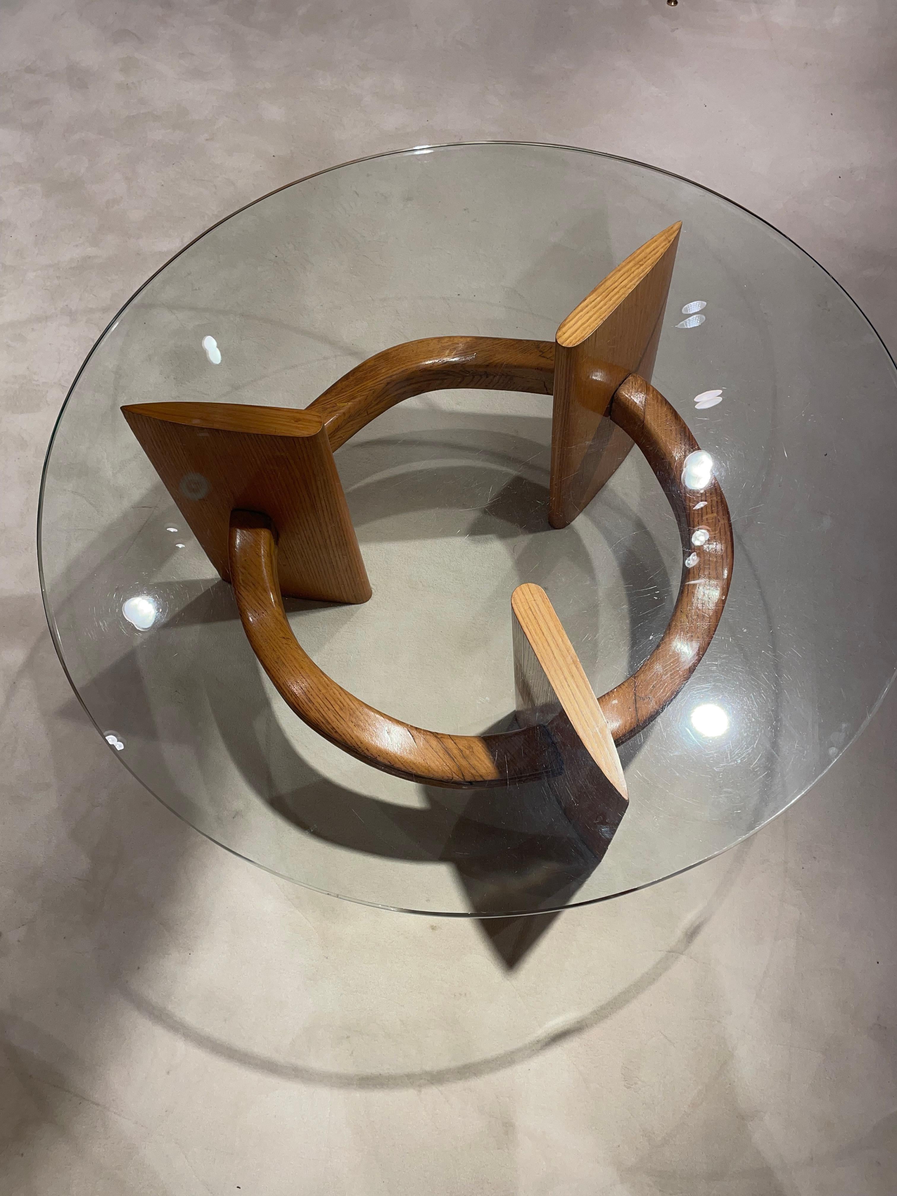 Couchtisch mit Glasplatte und Sockel aus Nussbaumholz von Osvaldo Borsani (Moderne der Mitte des Jahrhunderts) im Angebot