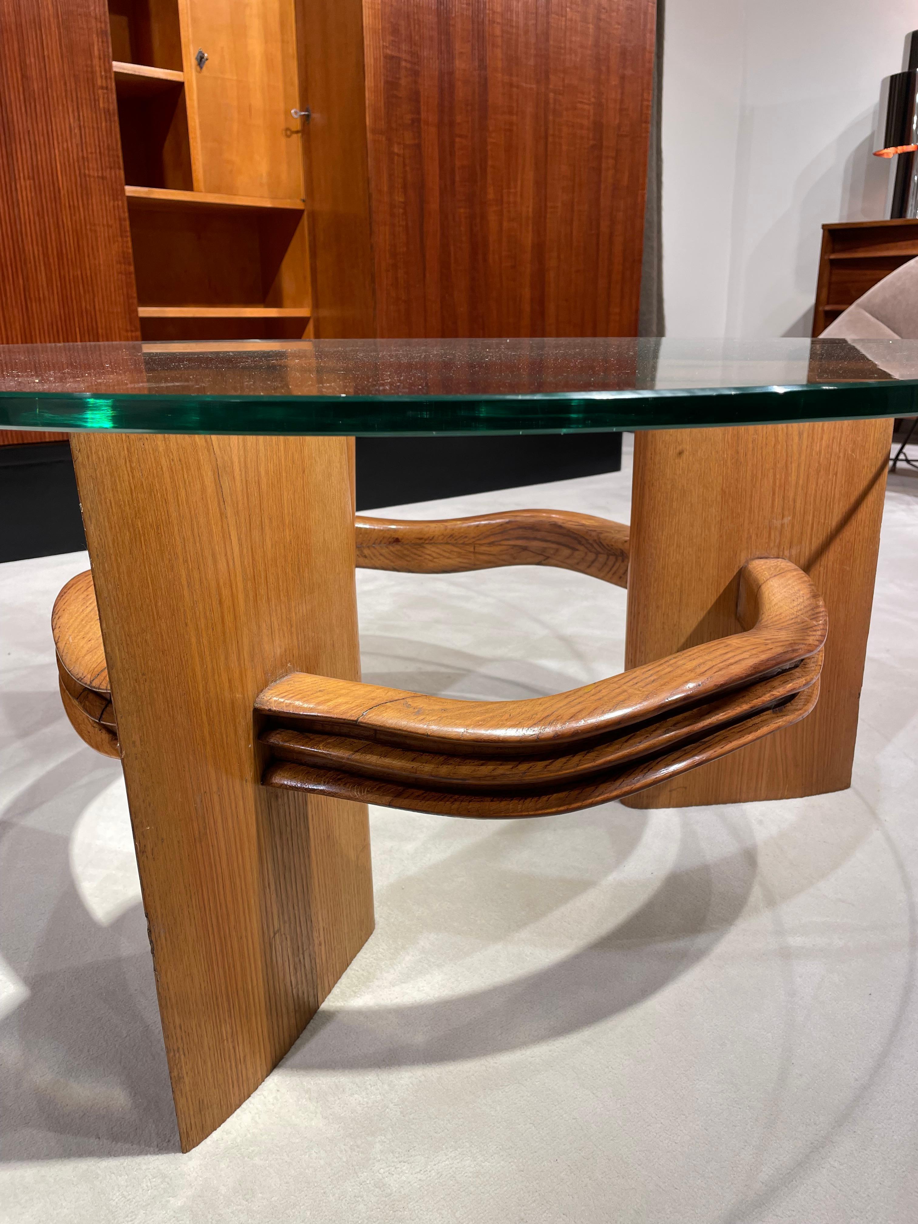 Couchtisch mit Glasplatte und Sockel aus Nussbaumholz von Osvaldo Borsani (Italienisch) im Angebot