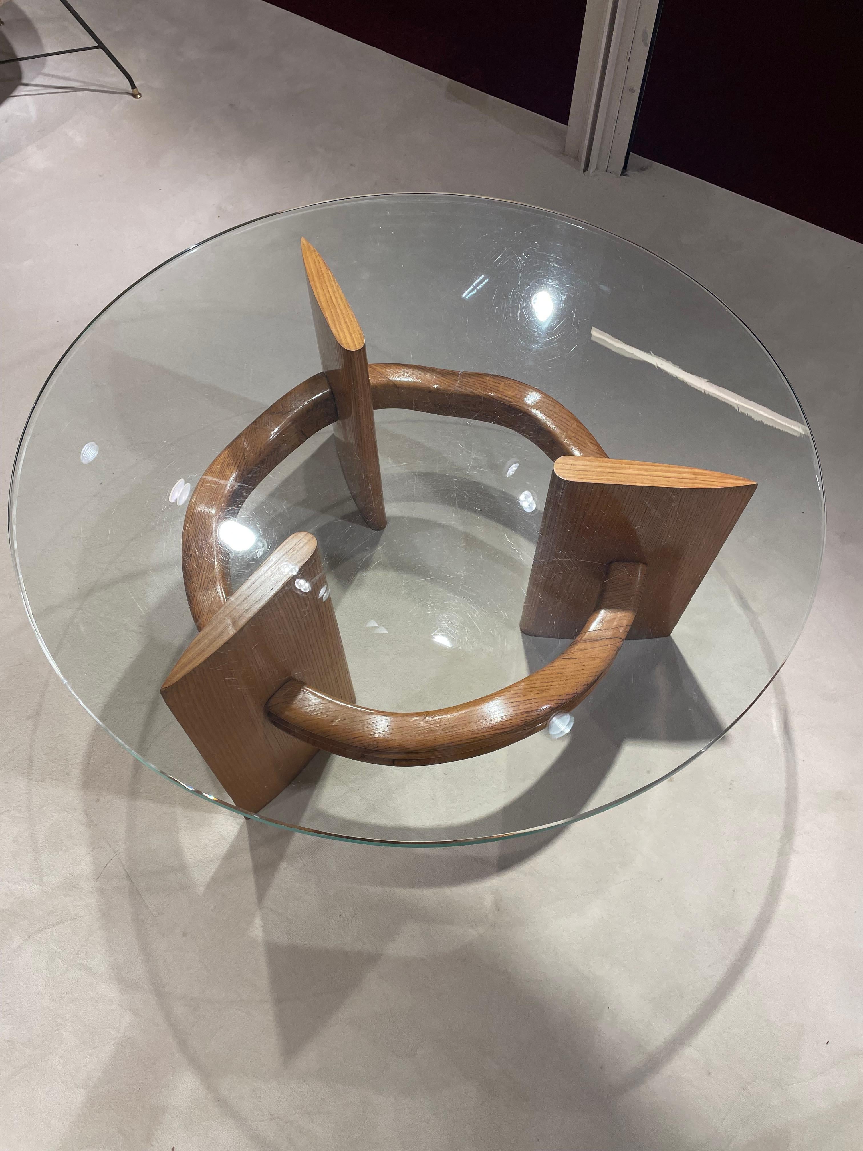Couchtisch mit Glasplatte und Sockel aus Nussbaumholz von Osvaldo Borsani (Handgefertigt) im Angebot