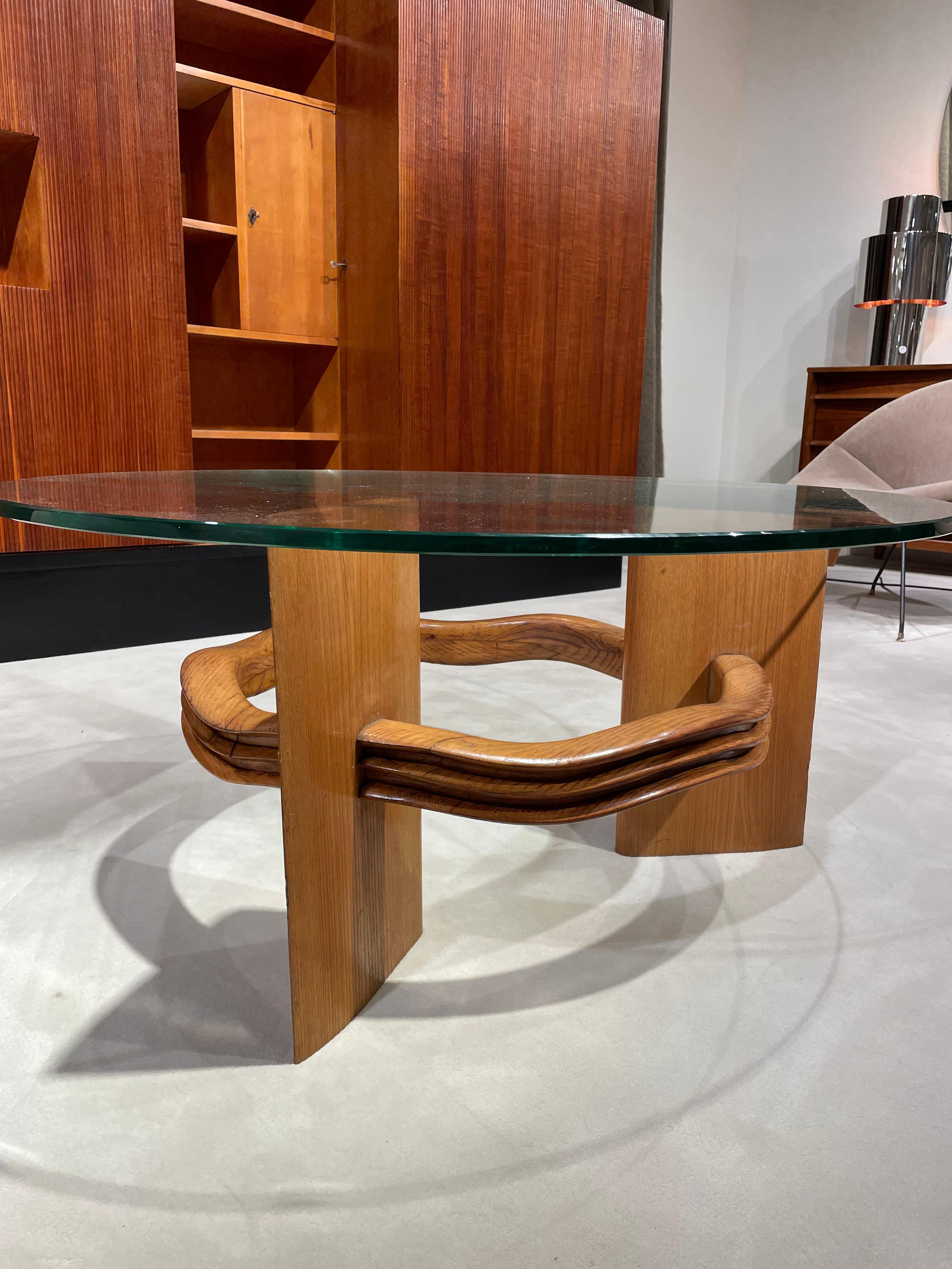 Couchtisch mit Glasplatte und Sockel aus Nussbaumholz von Osvaldo Borsani im Zustand „Gut“ im Angebot in SAINT-OUEN-SUR-SEINE, FR
