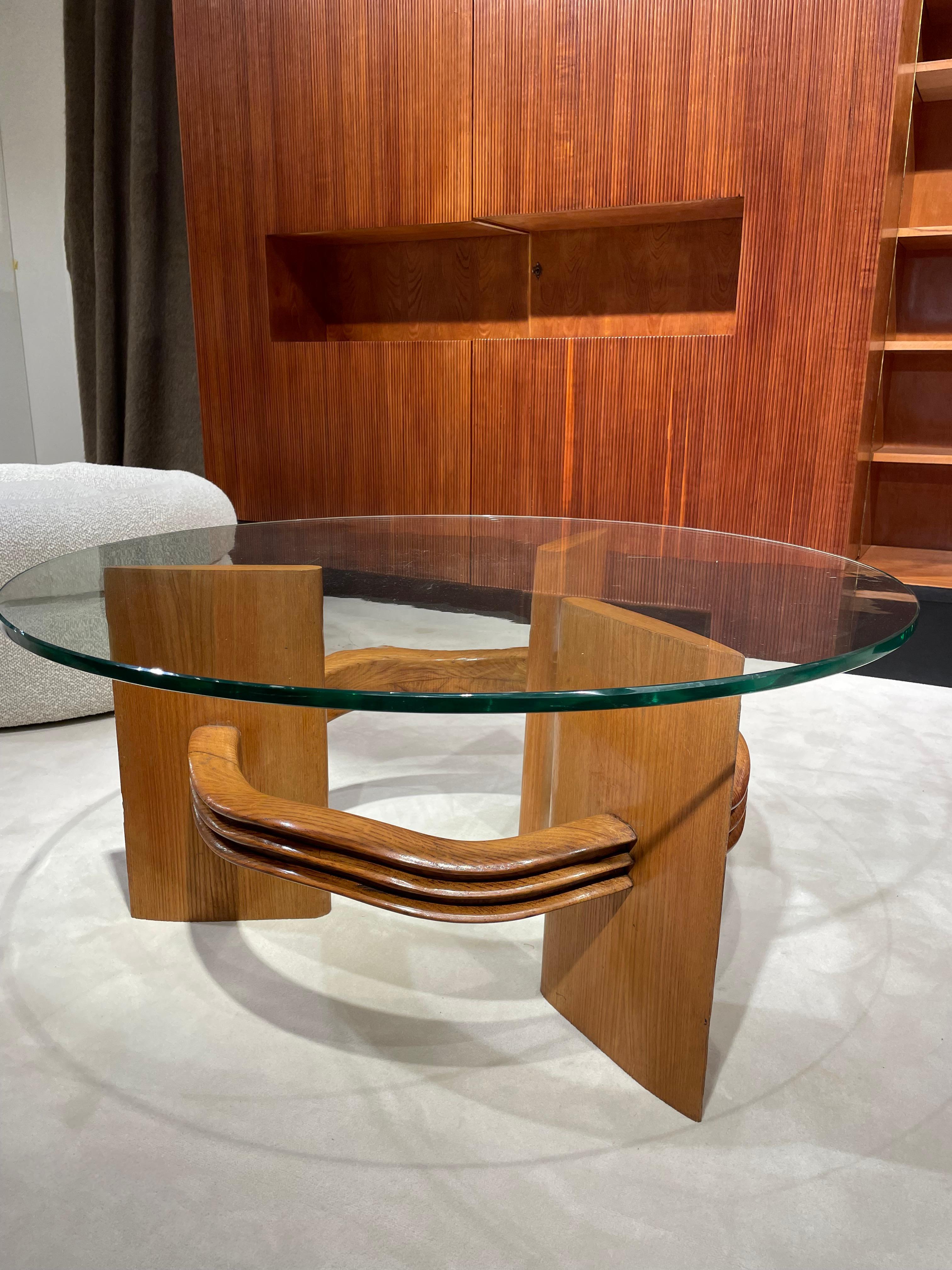 Couchtisch mit Glasplatte und Sockel aus Nussbaumholz von Osvaldo Borsani (Ende des 20. Jahrhunderts) im Angebot