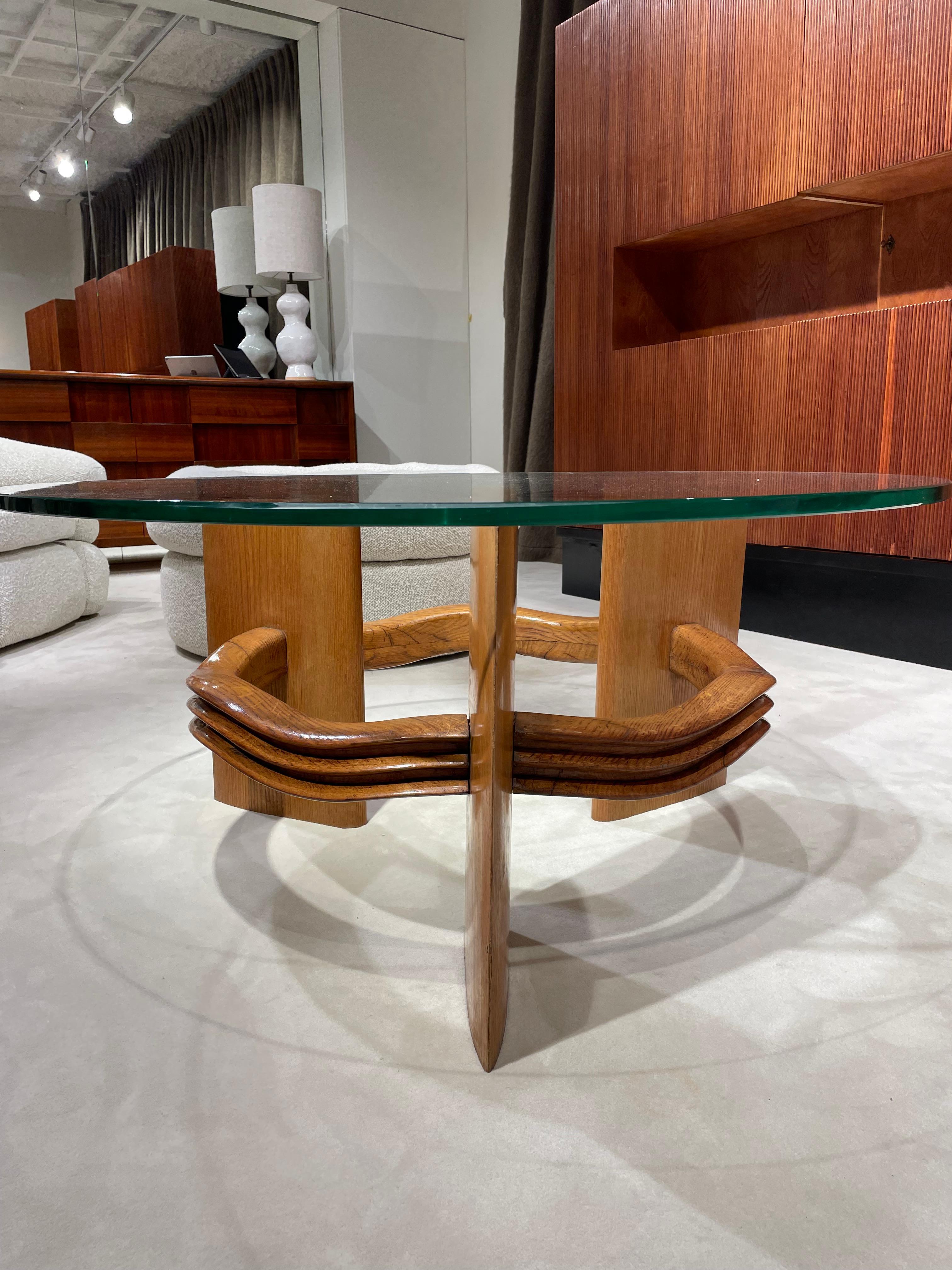Couchtisch mit Glasplatte und Sockel aus Nussbaumholz von Osvaldo Borsani im Angebot 1