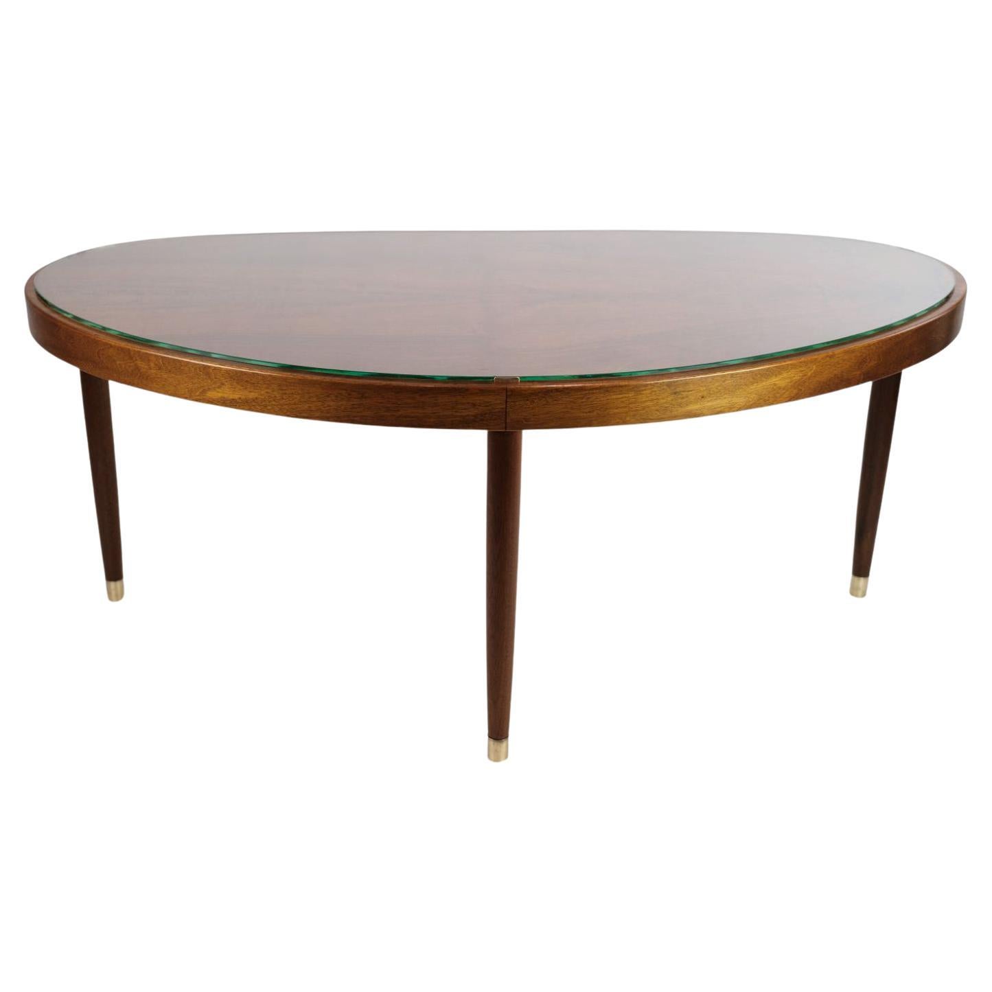 Table basse avec plateau en verre en noyer par un maître charpentier danois vers les années 1940 en vente