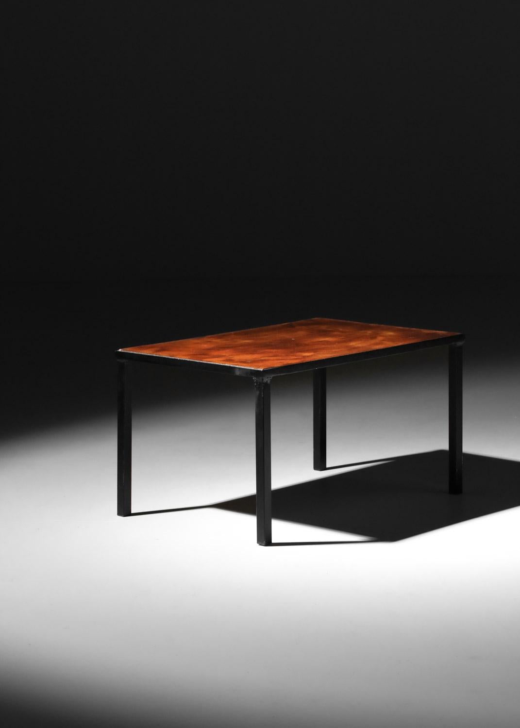 Table basse rectangulaire et table d'appoint des années 60. Structure du guéridon en métal laqué noir et plateau en lave émaillée dans les tons marron et or.  Design sobre et élégant, bel état vintage avec de légères traces de temps et d'utilisation
