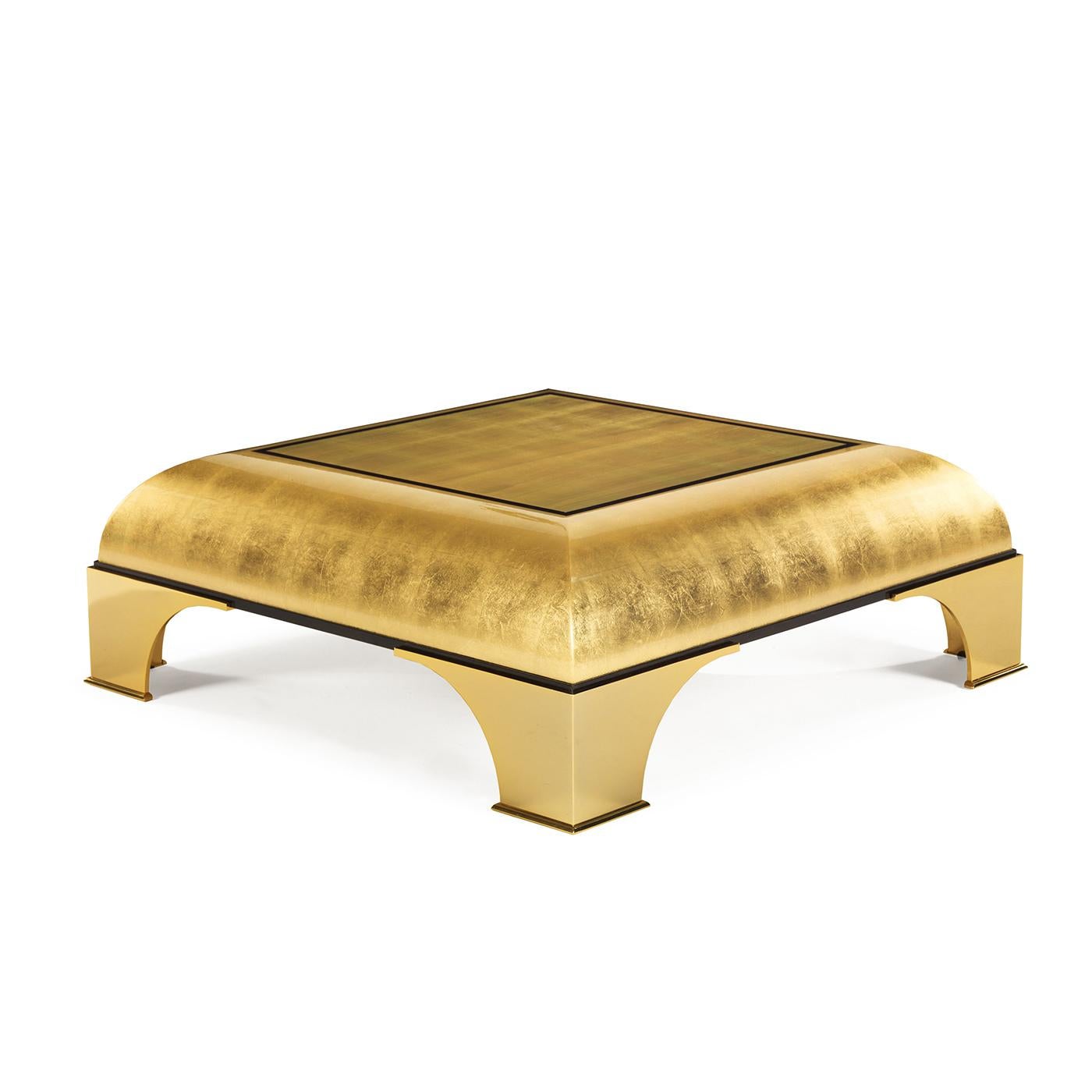 A magnificent piece that will elevate the look of a living room, creating a sumptuous ambiance and providing at the same time ample space to display collectibles and other objects, this coffee table will be a precious addition to any home. The four