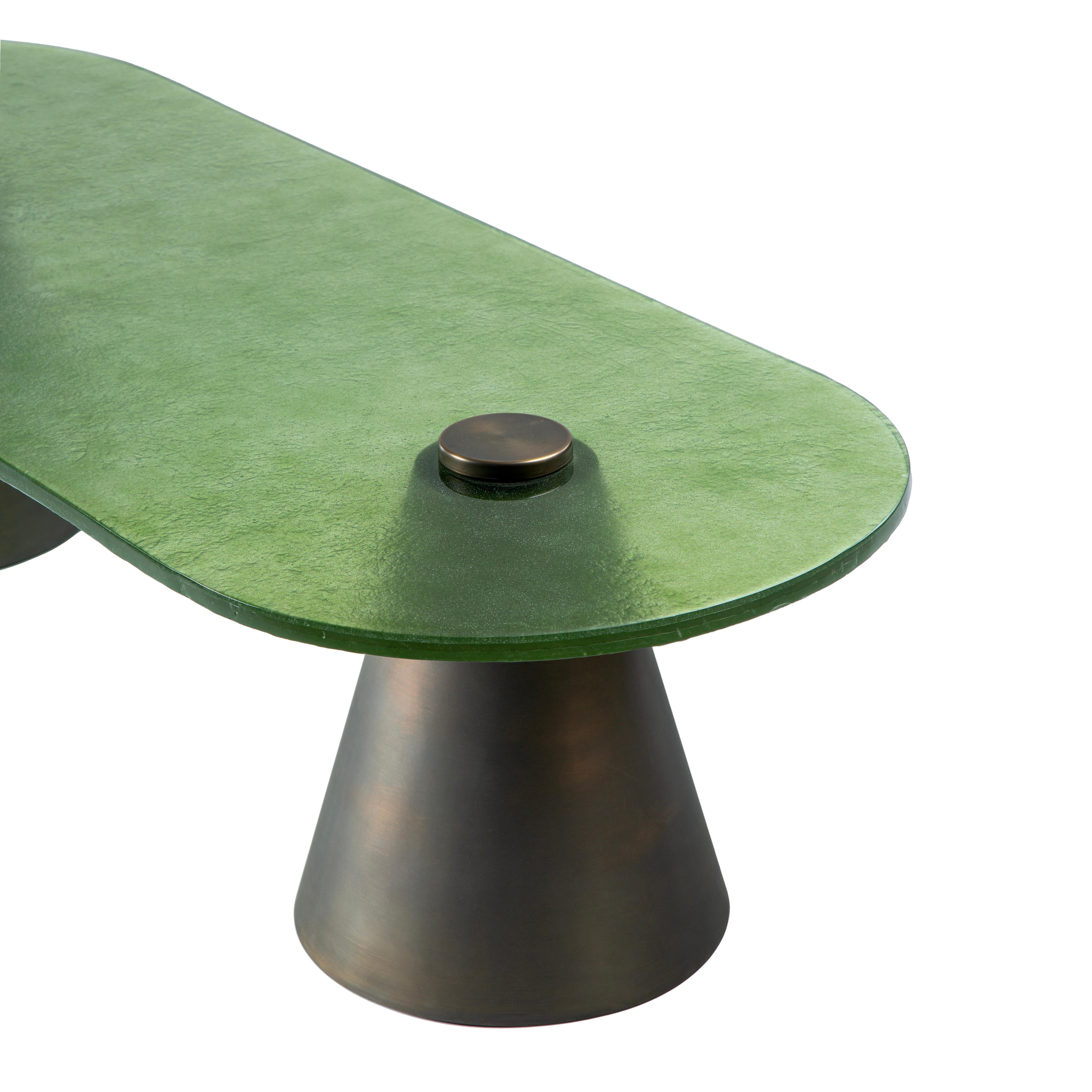 Découvrez l'harmonie raffinée de la table basse Sisters, où le design sculptural rencontre un savoir-faire intemporel. Chaque plateau de verre est soufflé à la main par des artisans qualifiés, créant de subtiles variations de ton et de texture qui